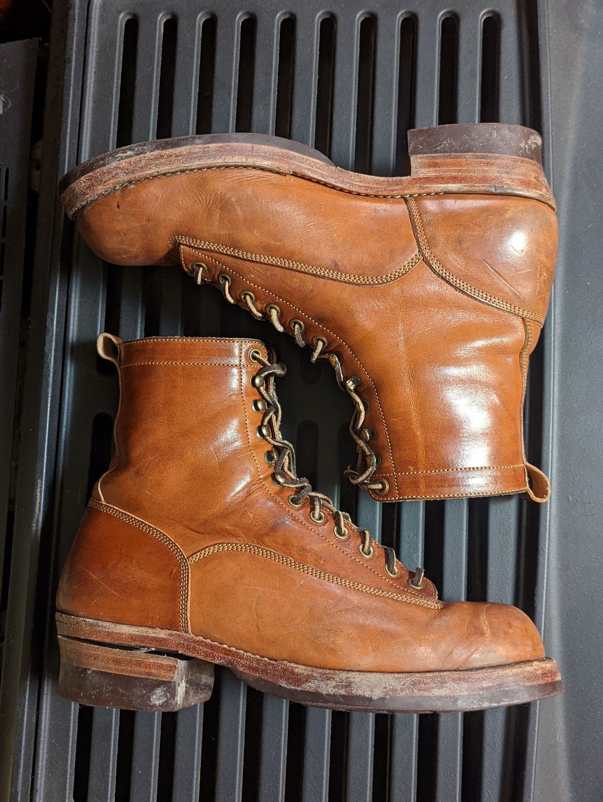 Photo by patinathunderdome on January 6, 2022 of the Onderhoud LCV01 Lineman Boot in Wickett & Craig Buck Brown Traditional Harness.