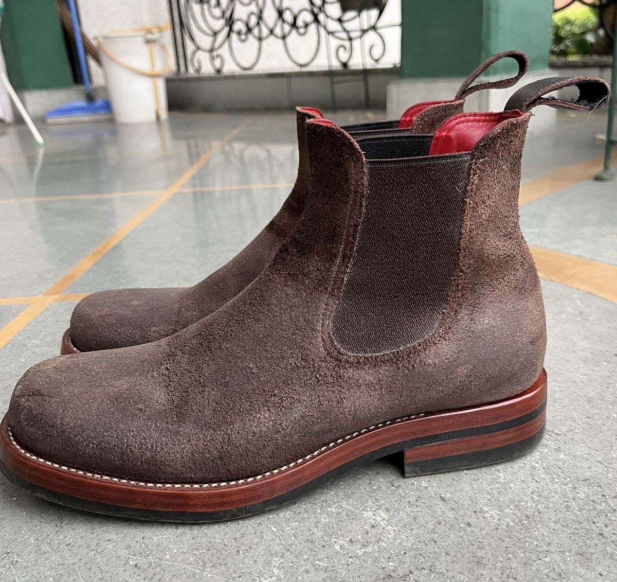 Photo by patinathunderdome on January 5, 2022 of the Benzein The Seventh Chelsea Boot in Horween Dark Brown Waxed Flesh.