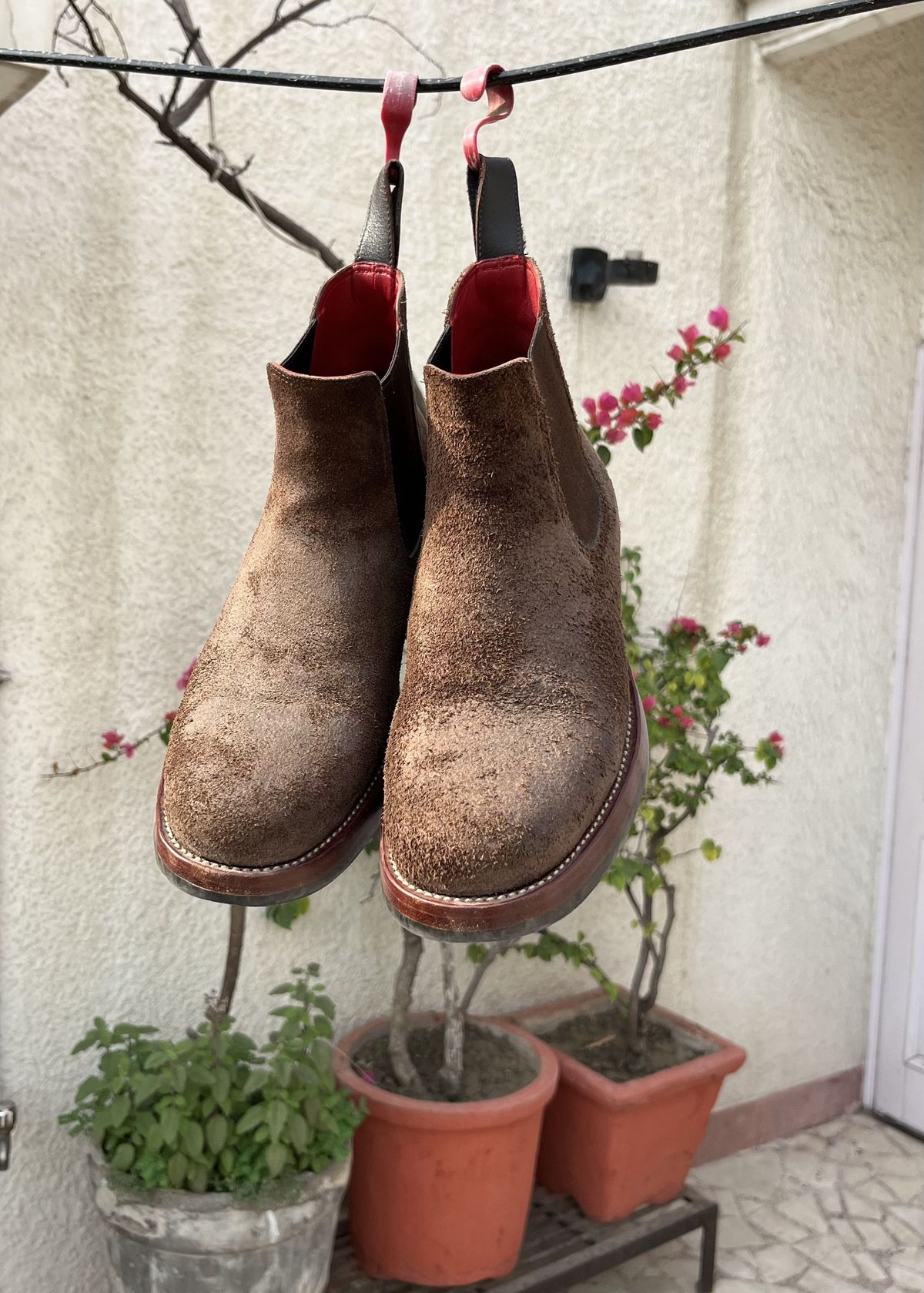 Photo by patinathunderdome on May 6, 2022 of the Benzein The Seventh Chelsea Boot in Horween Dark Brown Waxed Flesh.