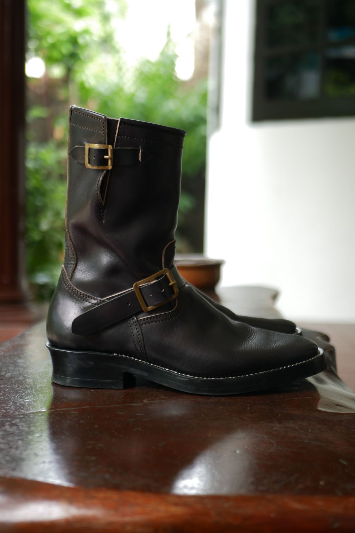 Photo by patinathunderdome on November 5, 2021 of the Benzein The Keeper 'Type 2' Engineer Boot in Indonesian Rose Black Pull Up.