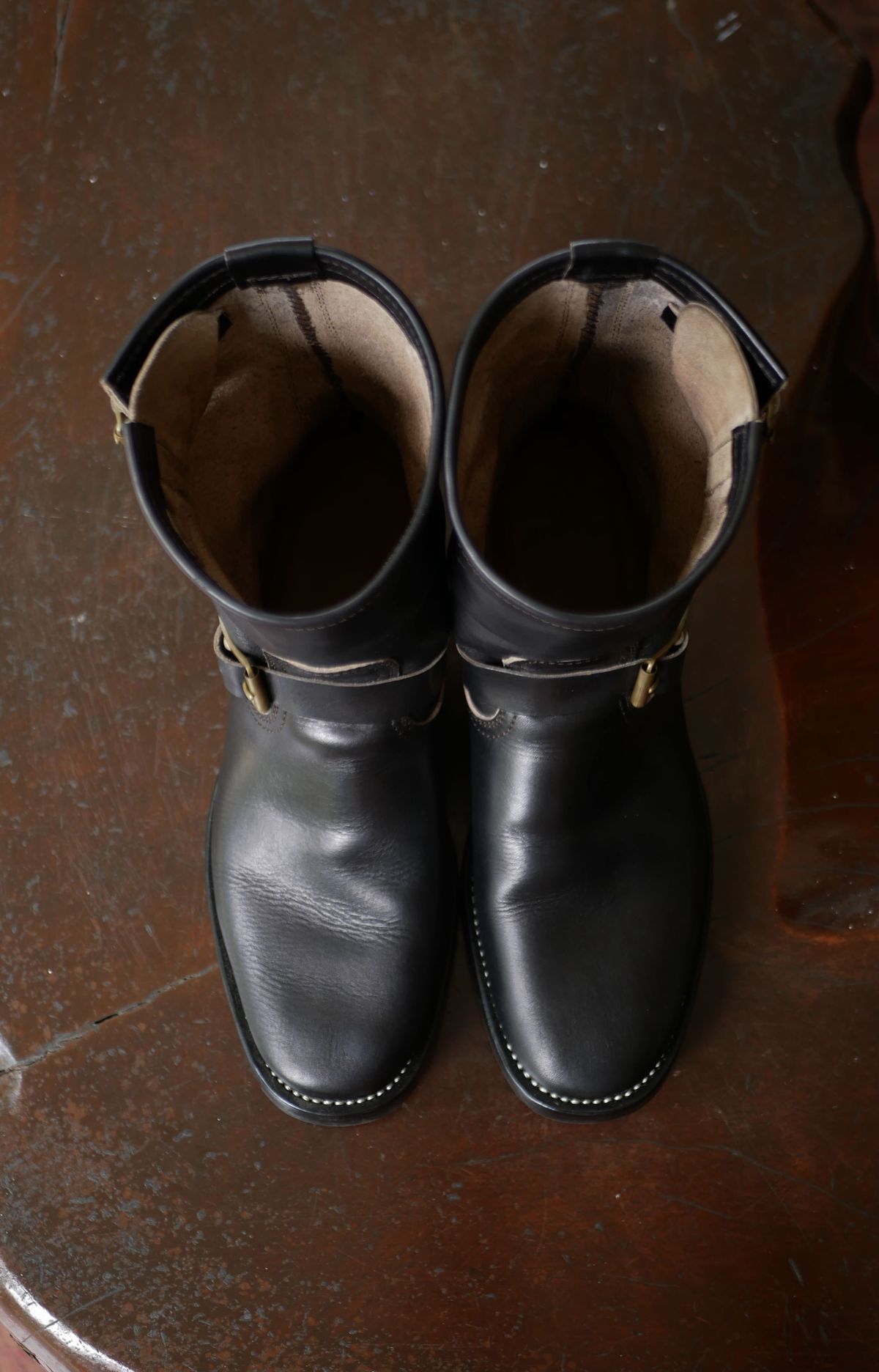 Photo by patinathunderdome on November 5, 2021 of the Benzein The Keeper 'Type 2' Engineer Boot in Indonesian Rose Black Pull Up.