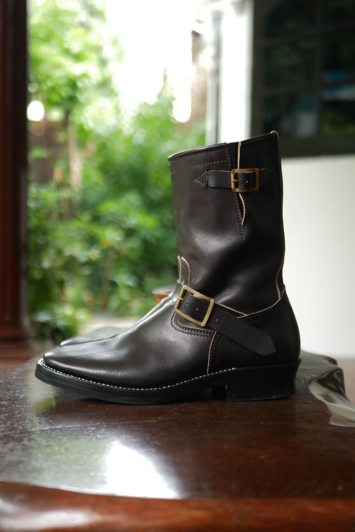 Photo by patinathunderdome on November 5, 2021 of the Benzein The Keeper 'Type 2' Engineer Boot in Indonesian Rose Black Pull Up.