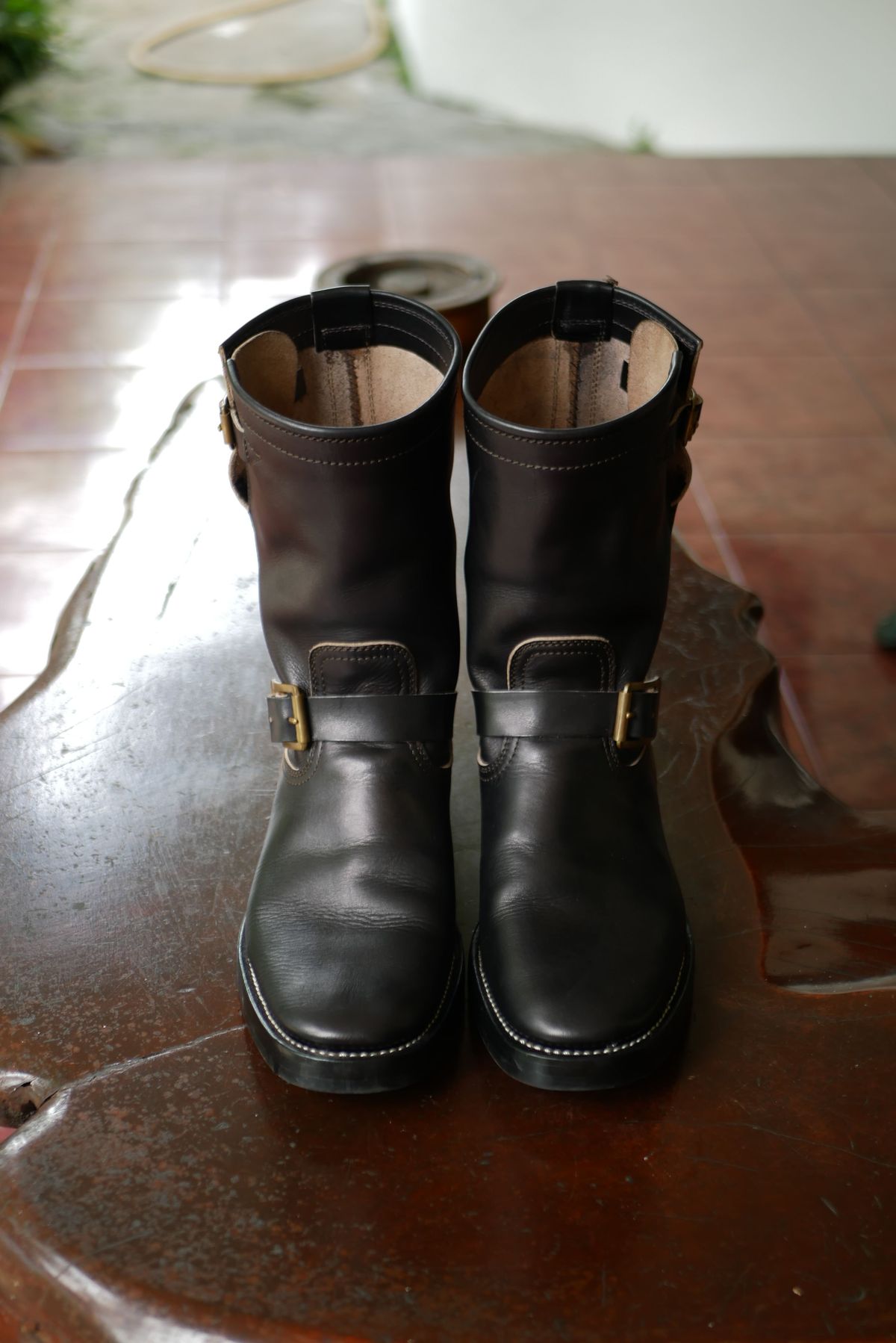 Photo by patinathunderdome on November 5, 2021 of the Benzein The Keeper 'Type 2' Engineer Boot in Indonesian Rose Black Pull Up.