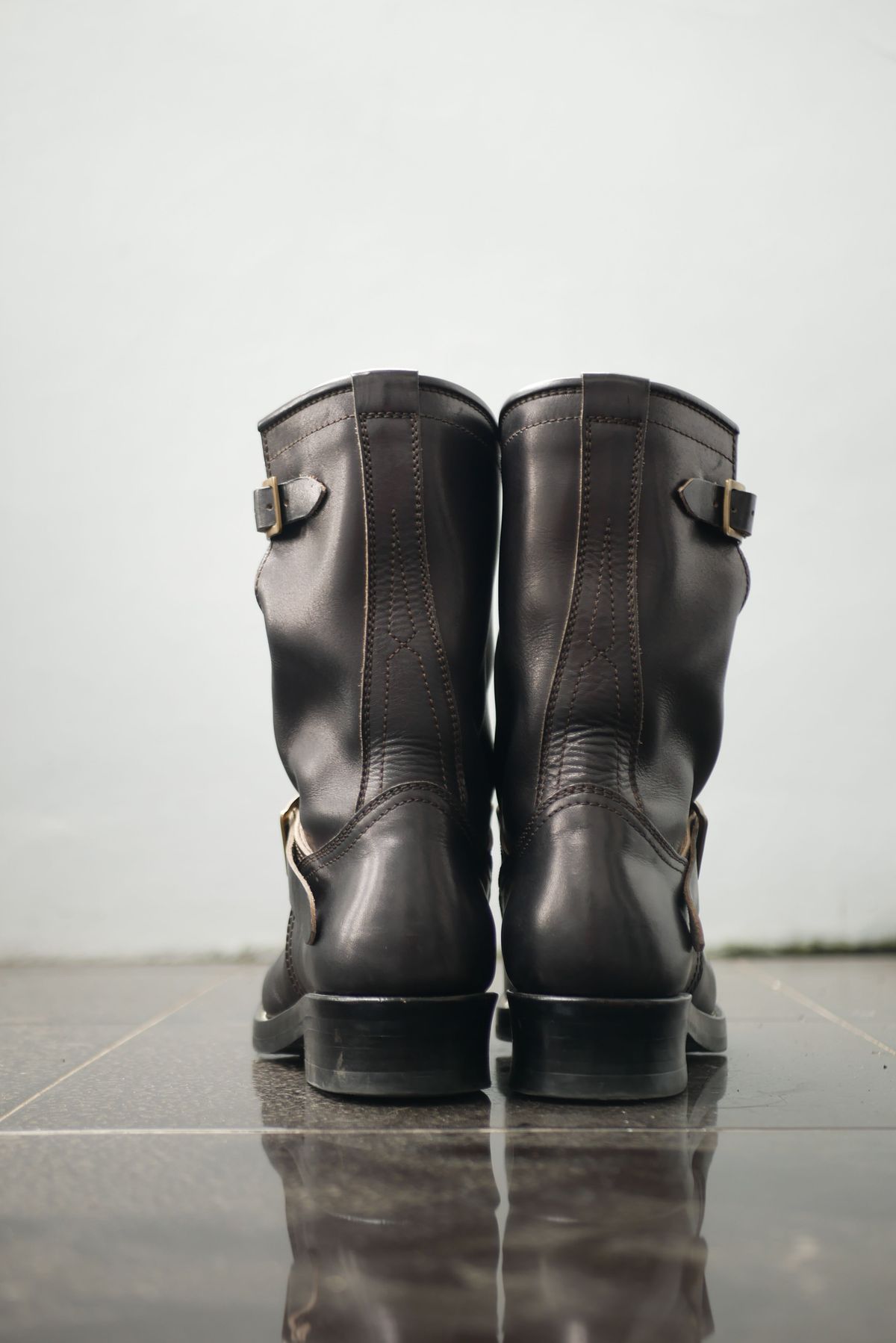 Photo by patinathunderdome on December 4, 2021 of the Benzein The Keeper 'Type 2' Engineer Boot in Indonesian Rose Black Pull Up.