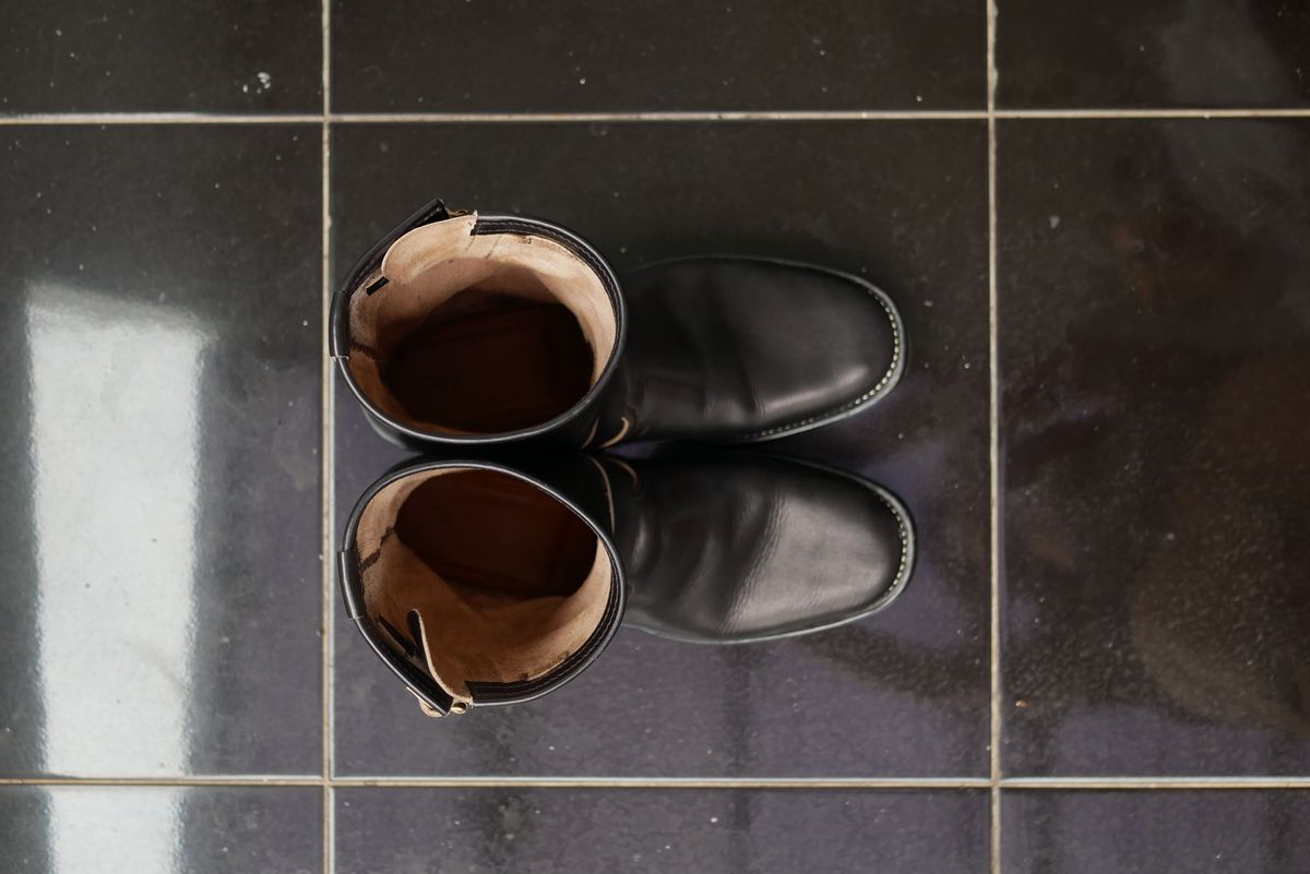 Photo by patinathunderdome on December 4, 2021 of the Benzein The Keeper 'Type 2' Engineer Boot in Indonesian Rose Black Pull Up.