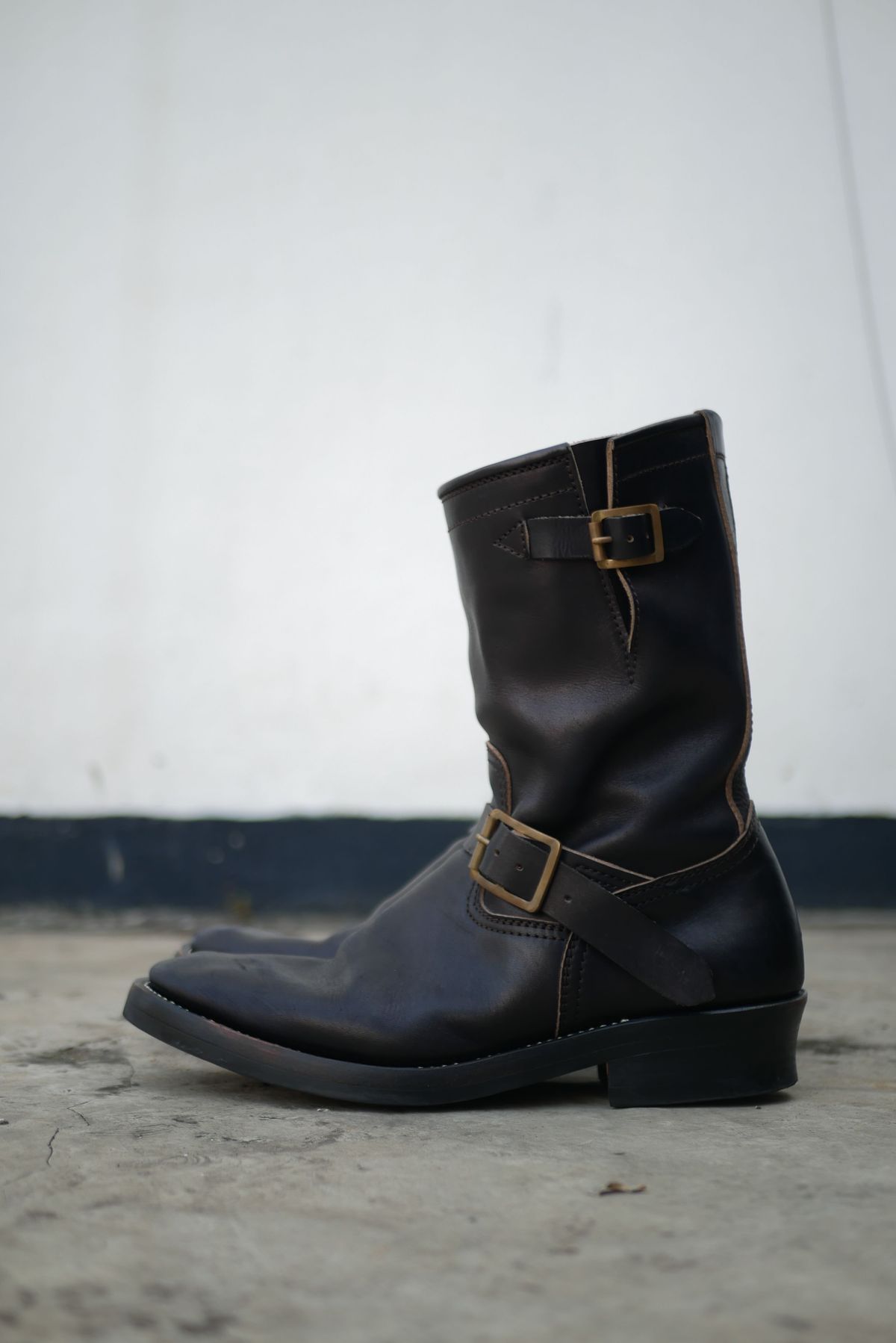 Photo by patinathunderdome on January 4, 2022 of the Benzein The Keeper 'Type 2' Engineer Boot in Indonesian Rose Black Pull Up.