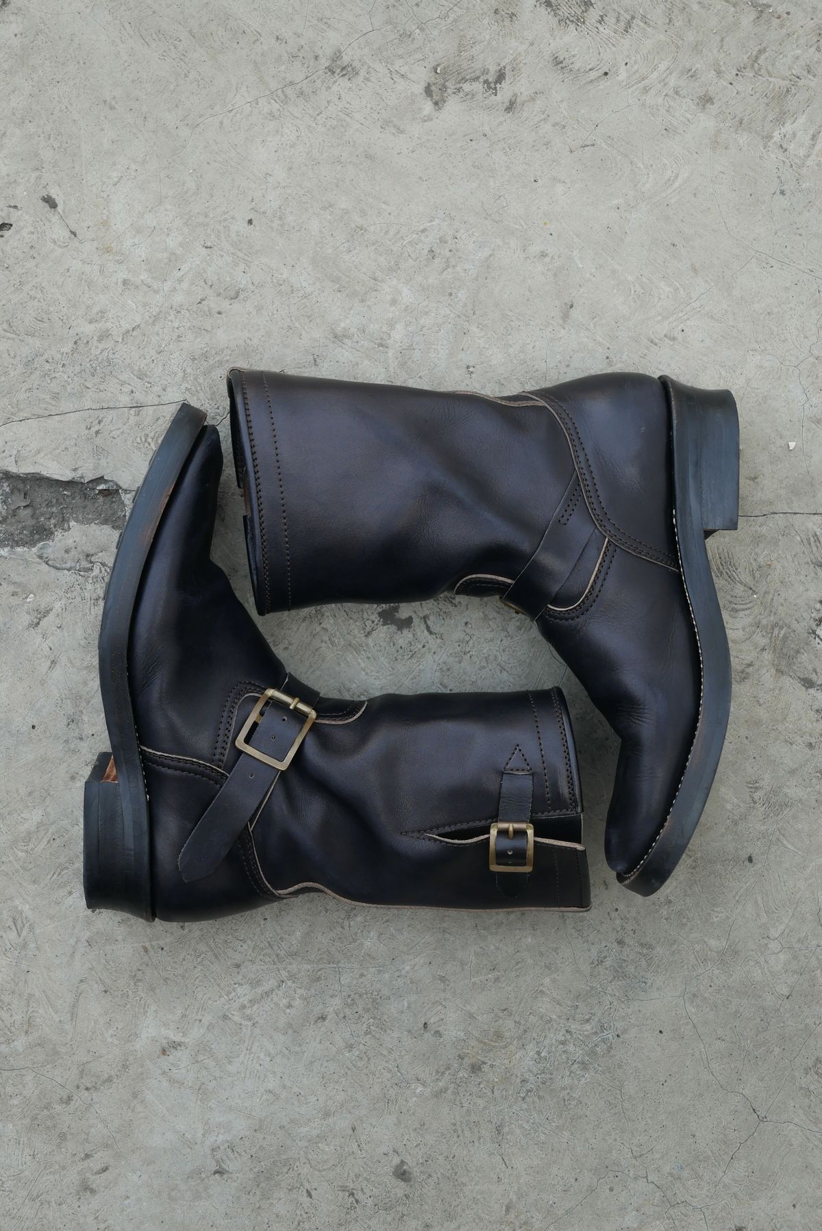 Photo by patinathunderdome on January 4, 2022 of the Benzein The Keeper 'Type 2' Engineer Boot in Indonesian Rose Black Pull Up.