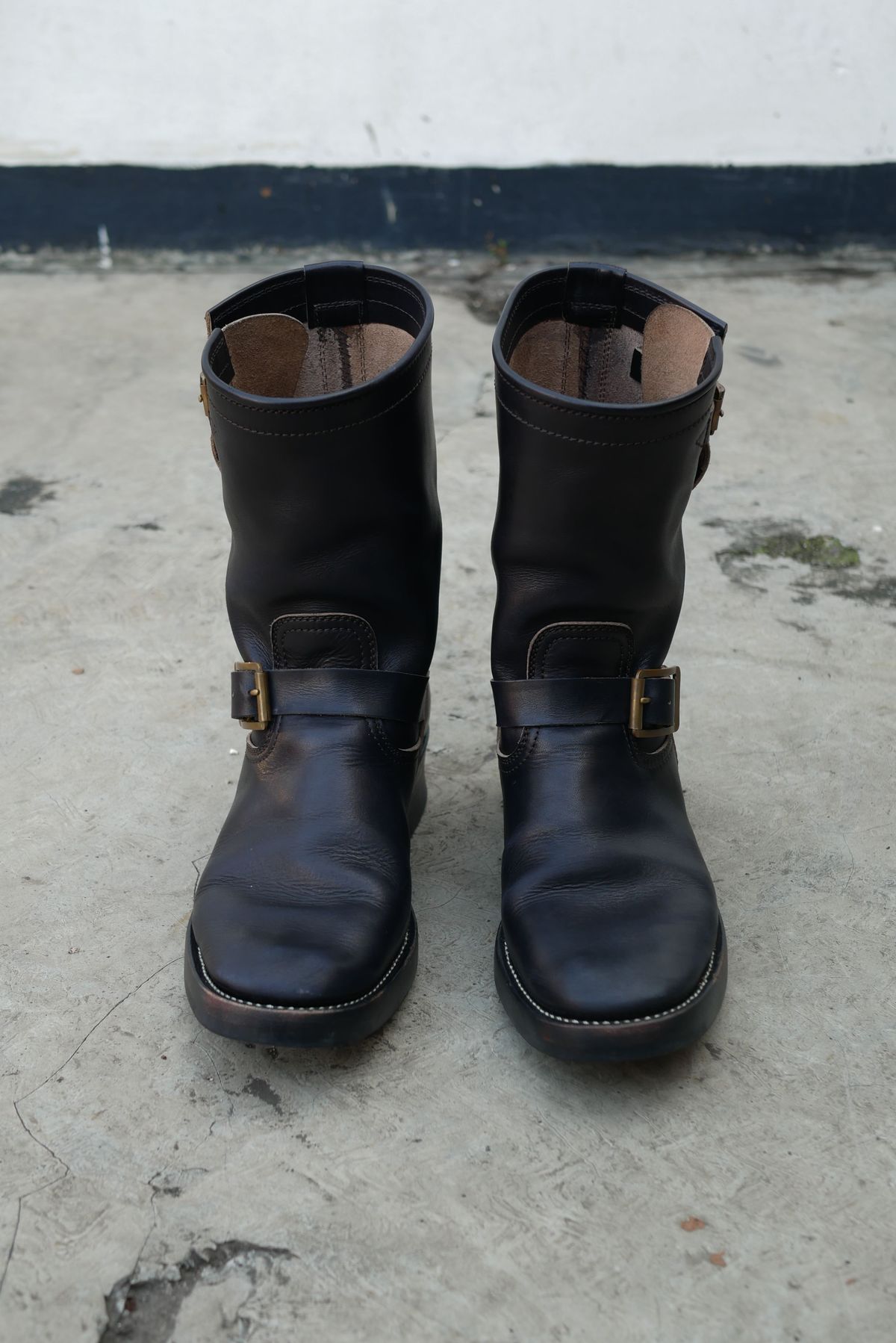 Photo by patinathunderdome on January 4, 2022 of the Benzein The Keeper 'Type 2' Engineer Boot in Indonesian Rose Black Pull Up.