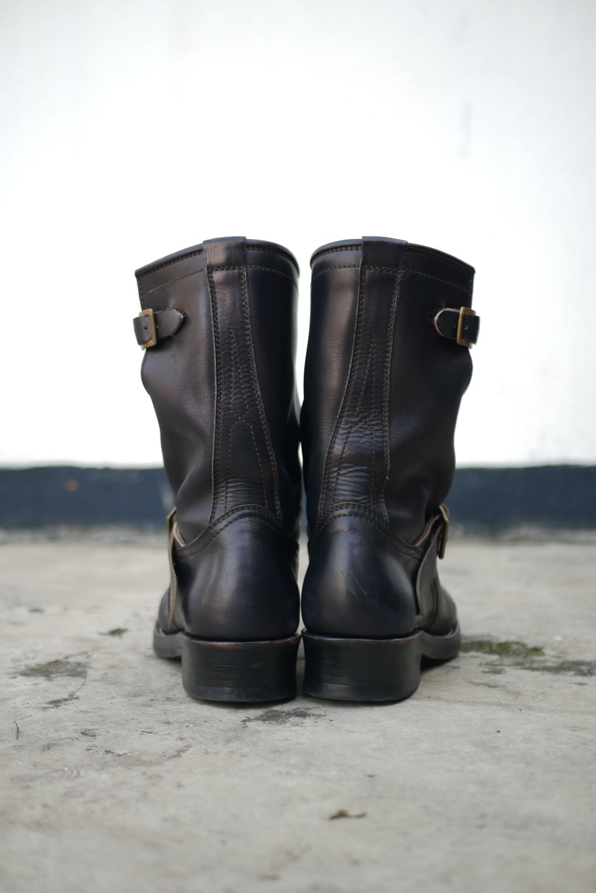 Photo by patinathunderdome on January 4, 2022 of the Benzein The Keeper 'Type 2' Engineer Boot in Indonesian Rose Black Pull Up.