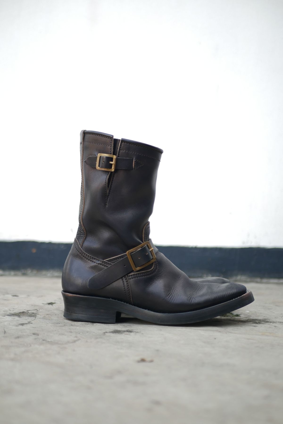 Photo by patinathunderdome on January 4, 2022 of the Benzein The Keeper 'Type 2' Engineer Boot in Indonesian Rose Black Pull Up.
