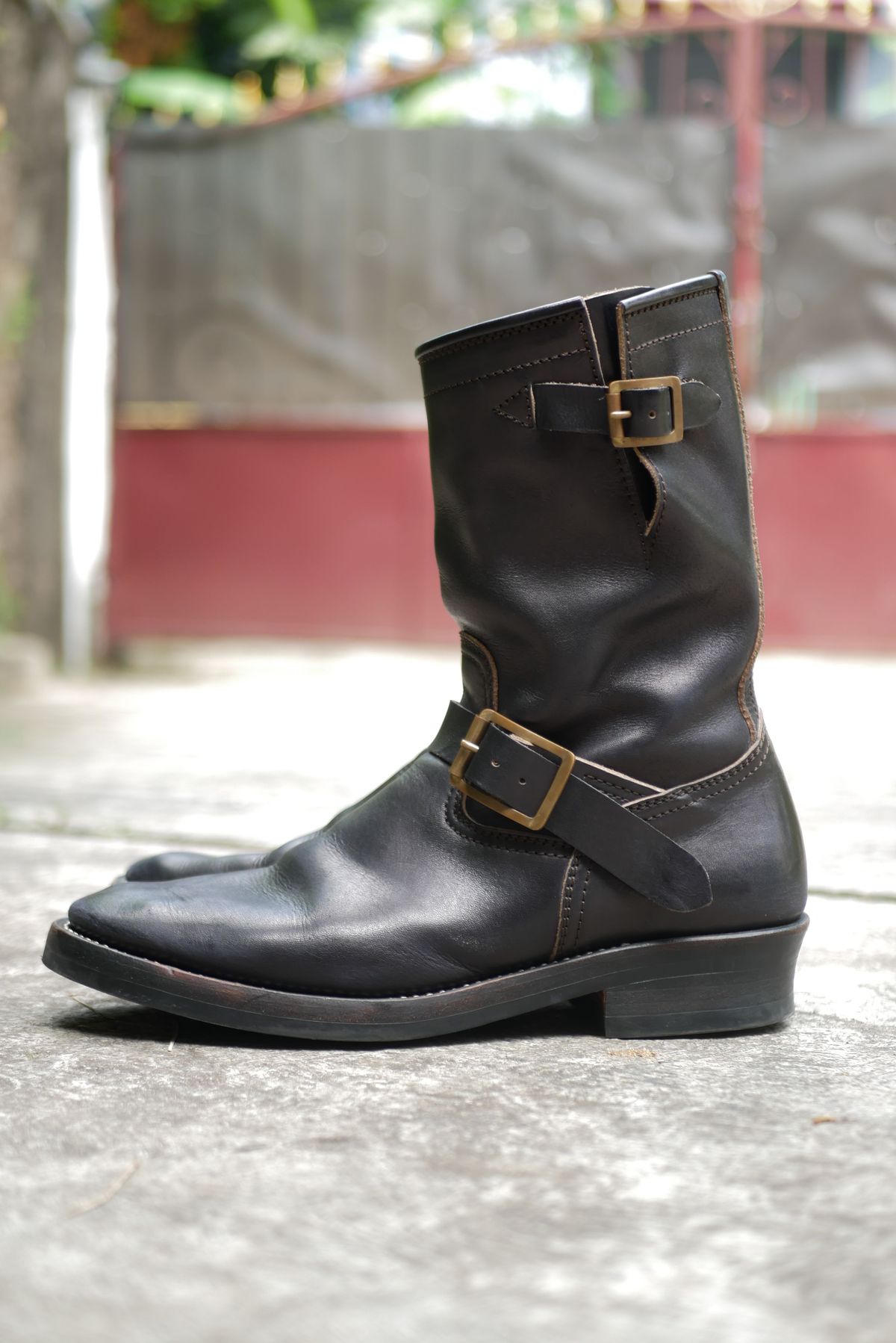 Photo by patinathunderdome on February 5, 2022 of the Benzein The Keeper 'Type 2' Engineer Boot in Indonesian Rose Black Pull Up.