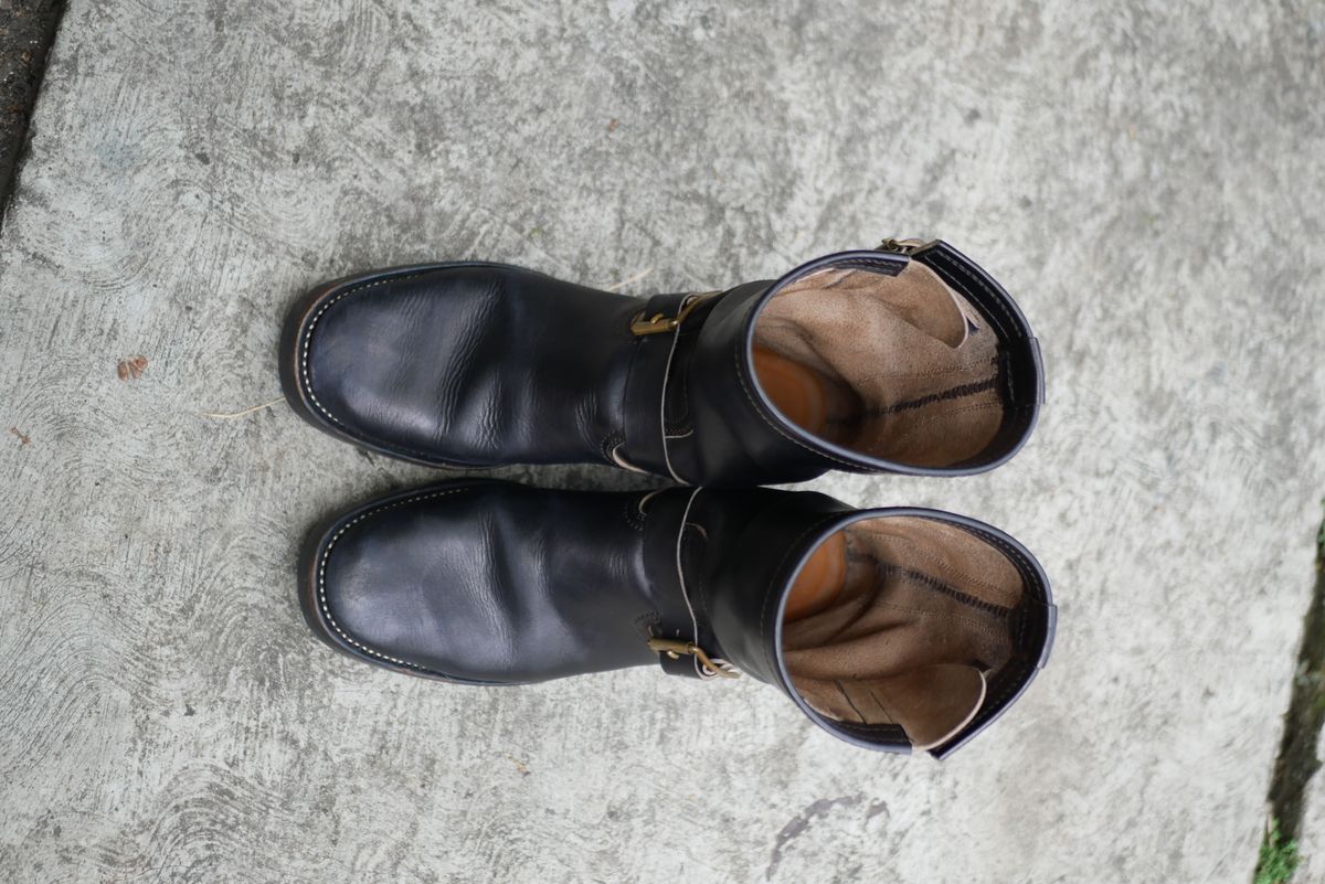 Photo by patinathunderdome on February 5, 2022 of the Benzein The Keeper 'Type 2' Engineer Boot in Indonesian Rose Black Pull Up.