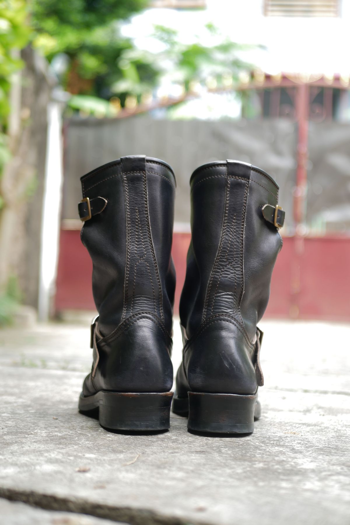 Photo by patinathunderdome on February 5, 2022 of the Benzein The Keeper 'Type 2' Engineer Boot in Indonesian Rose Black Pull Up.