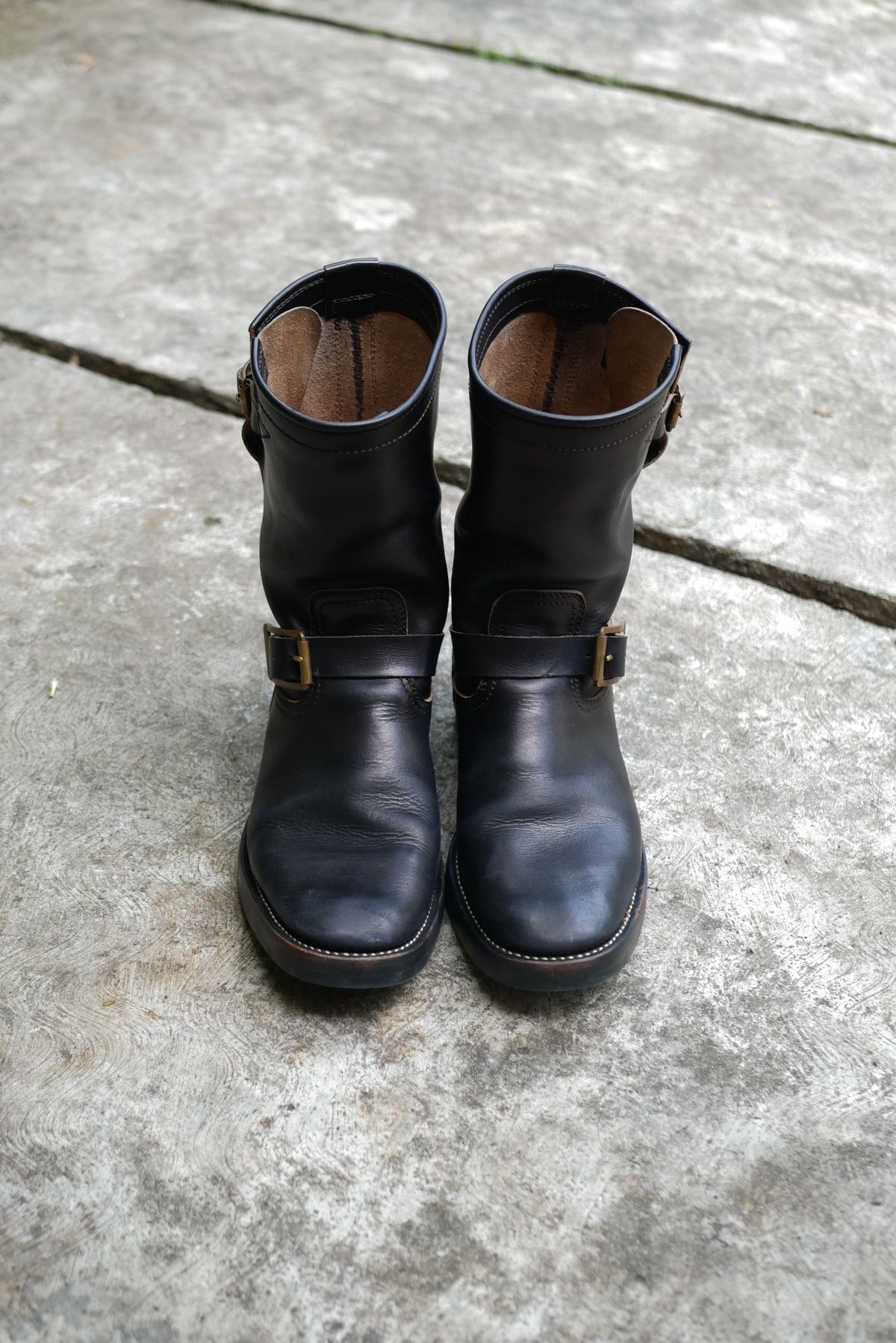 Photo by patinathunderdome on February 5, 2022 of the Benzein The Keeper 'Type 2' Engineer Boot in Indonesian Rose Black Pull Up.