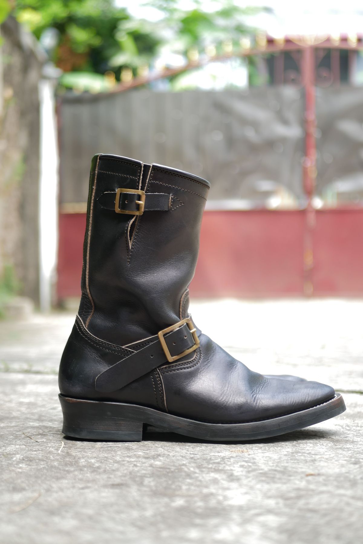 Photo by patinathunderdome on February 5, 2022 of the Benzein The Keeper 'Type 2' Engineer Boot in Indonesian Rose Black Pull Up.