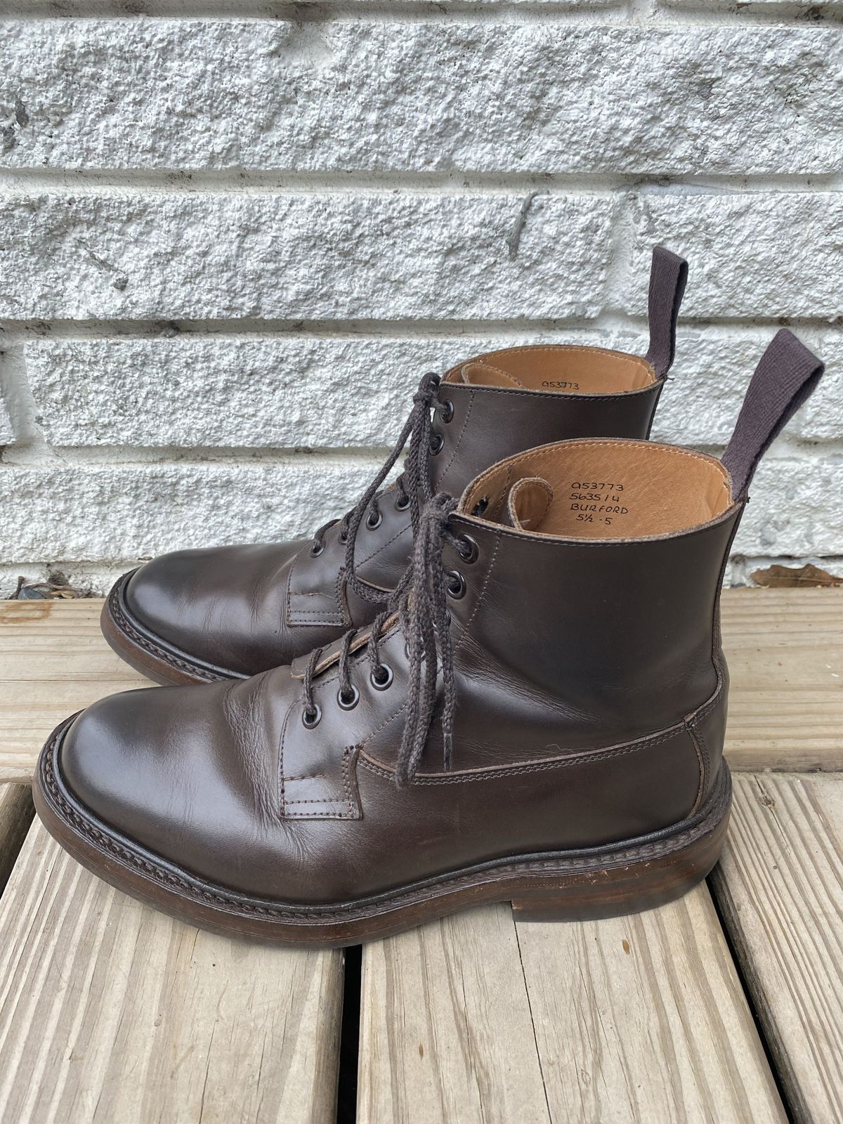 Photo by patinathunderdome on May 5, 2022 of the Tricker's Burford Plain Derby Boot in Espresso Burnished Calf.