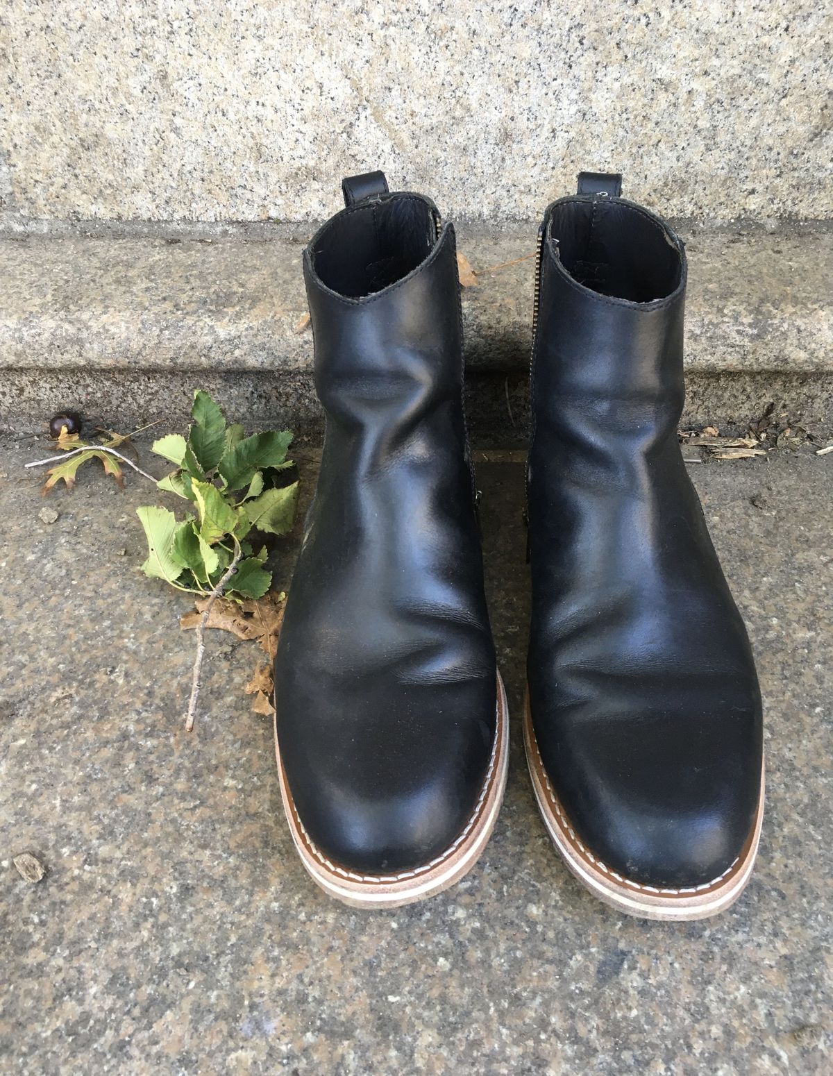 Photo by patinathunderdome on November 1, 2021 of the HELM Boots The Pablo in B' Leather Black Balthazar.