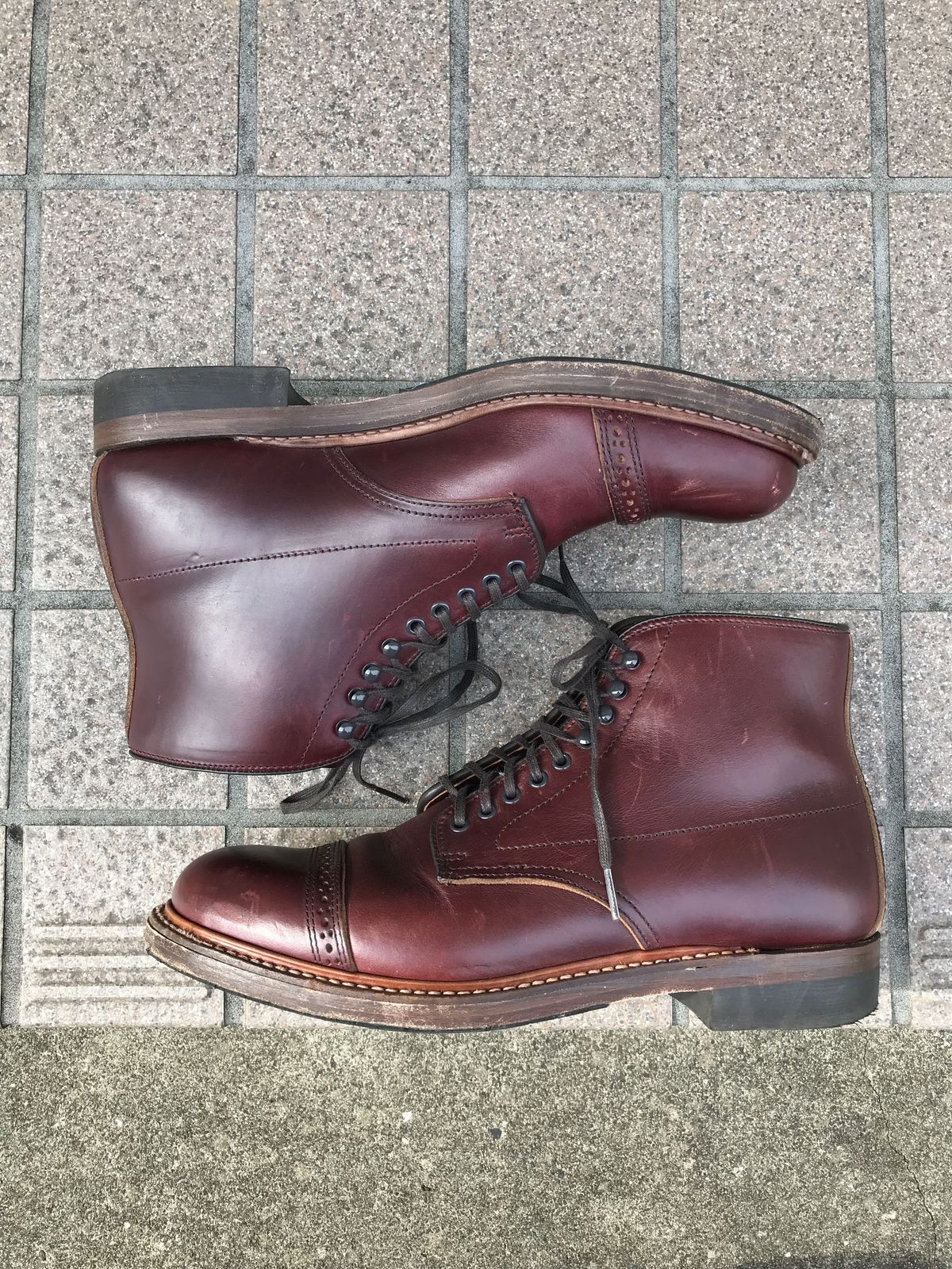 Photo by patinathunderdome on November 2, 2021 of the Brother Bridge Phillips in Horween Burgundy Chromexcel.