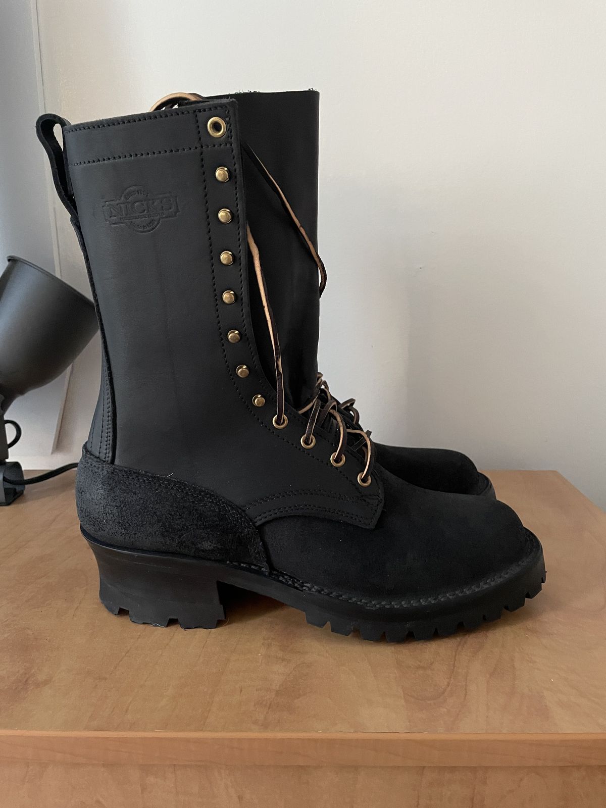 Photo by patinathunderdome on October 5, 2021 of the Nicks BuilderPro in Seidel Black Oil Tan Roughout.