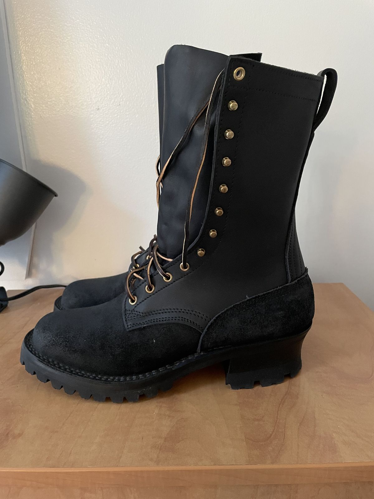 Photo by patinathunderdome on October 5, 2021 of the Nicks BuilderPro in Seidel Black Oil Tan Roughout.