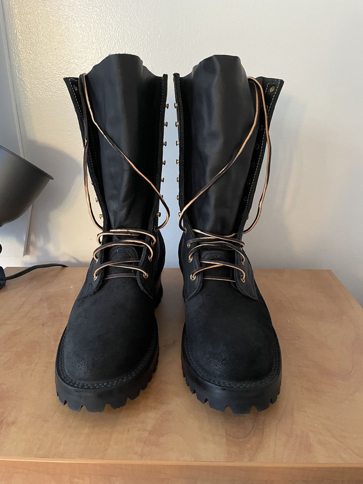 Photo by patinathunderdome on October 5, 2021 of the Nicks BuilderPro in Seidel Black Oil Tan Roughout.
