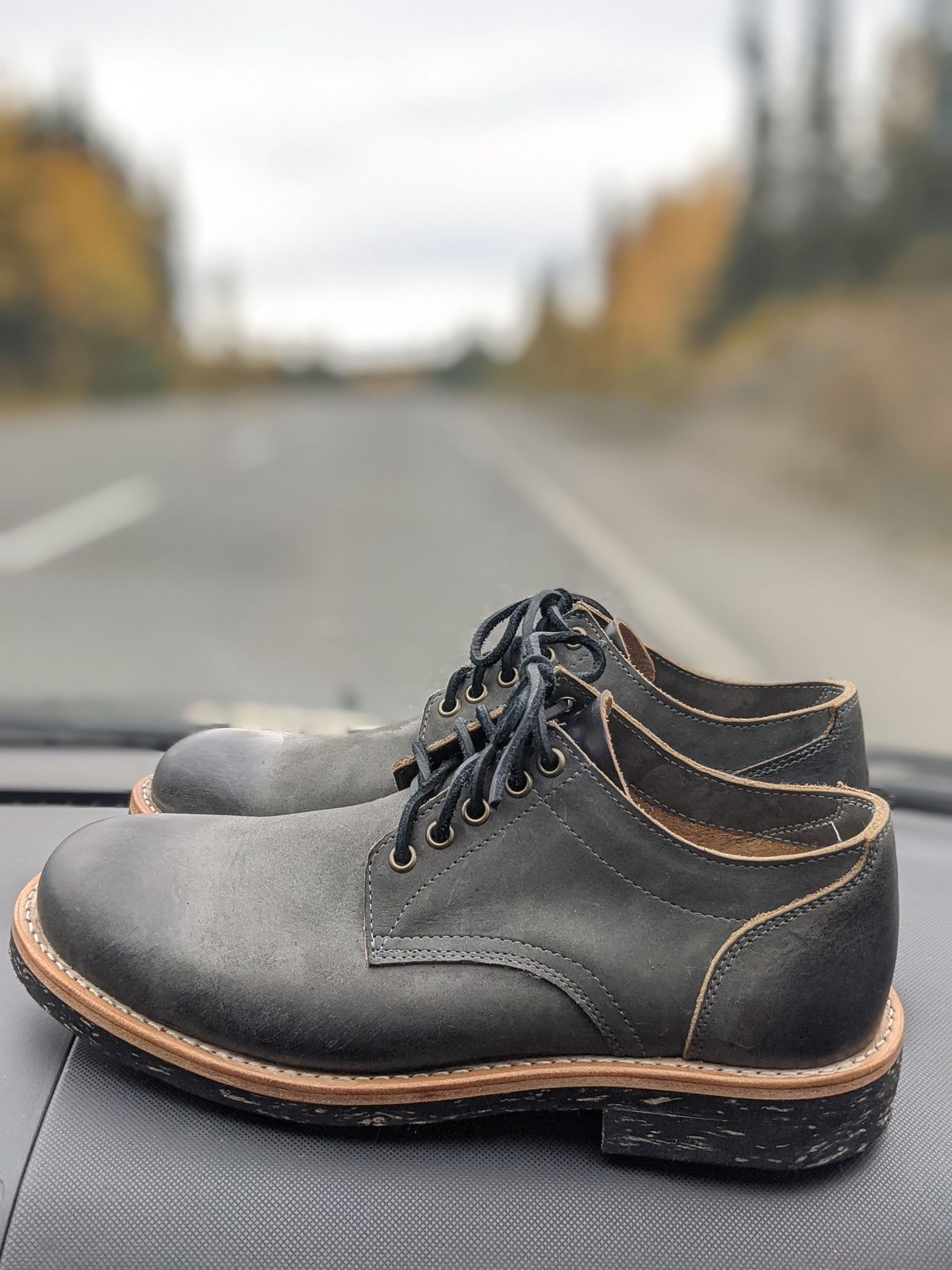 Photo by patinathunderdome on September 30, 2021 of the Oak Street Bootmakers Trench Oxford in Seidel Carbon Bark Veg Retan.