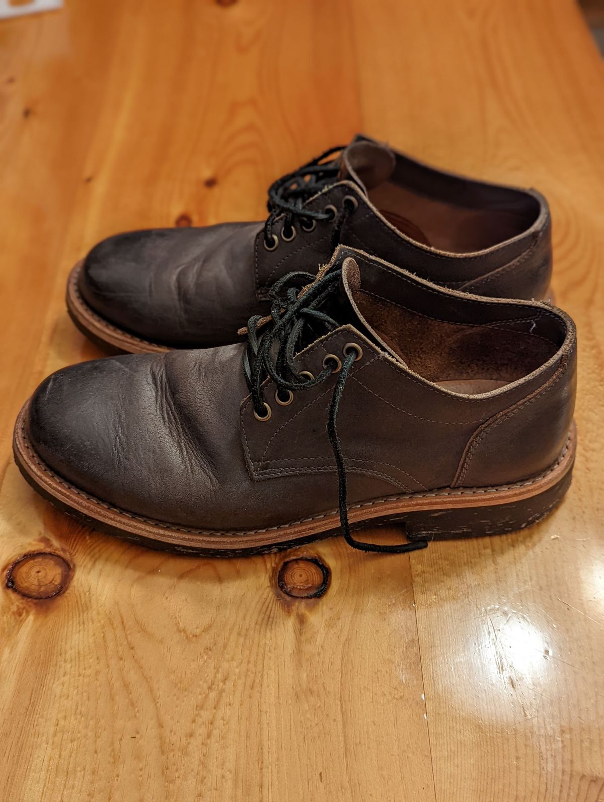Photo by patinathunderdome on December 5, 2021 of the Oak Street Bootmakers Trench Oxford in Seidel Carbon Bark Veg Retan.