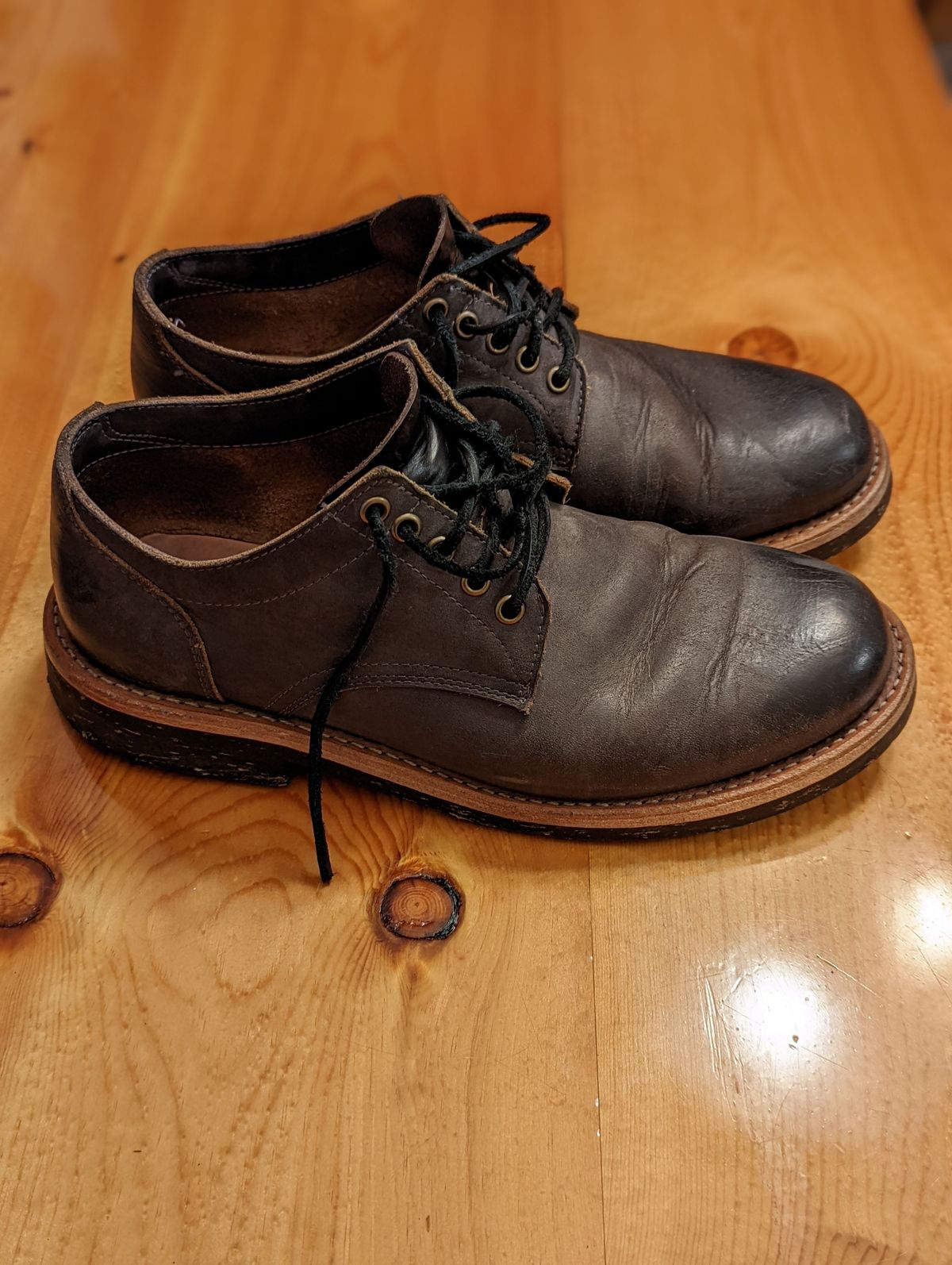 Photo by patinathunderdome on December 5, 2021 of the Oak Street Bootmakers Trench Oxford in Seidel Carbon Bark Veg Retan.