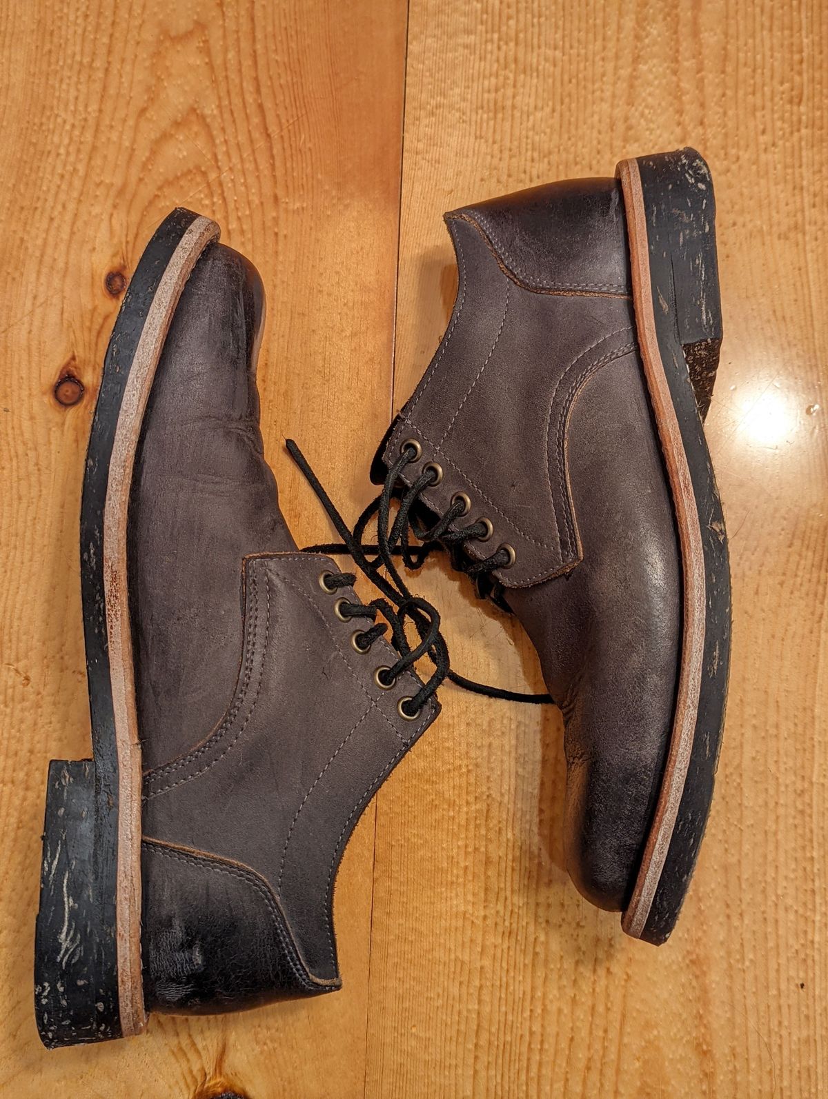Photo by patinathunderdome on December 5, 2021 of the Oak Street Bootmakers Trench Oxford in Seidel Carbon Bark Veg Retan.