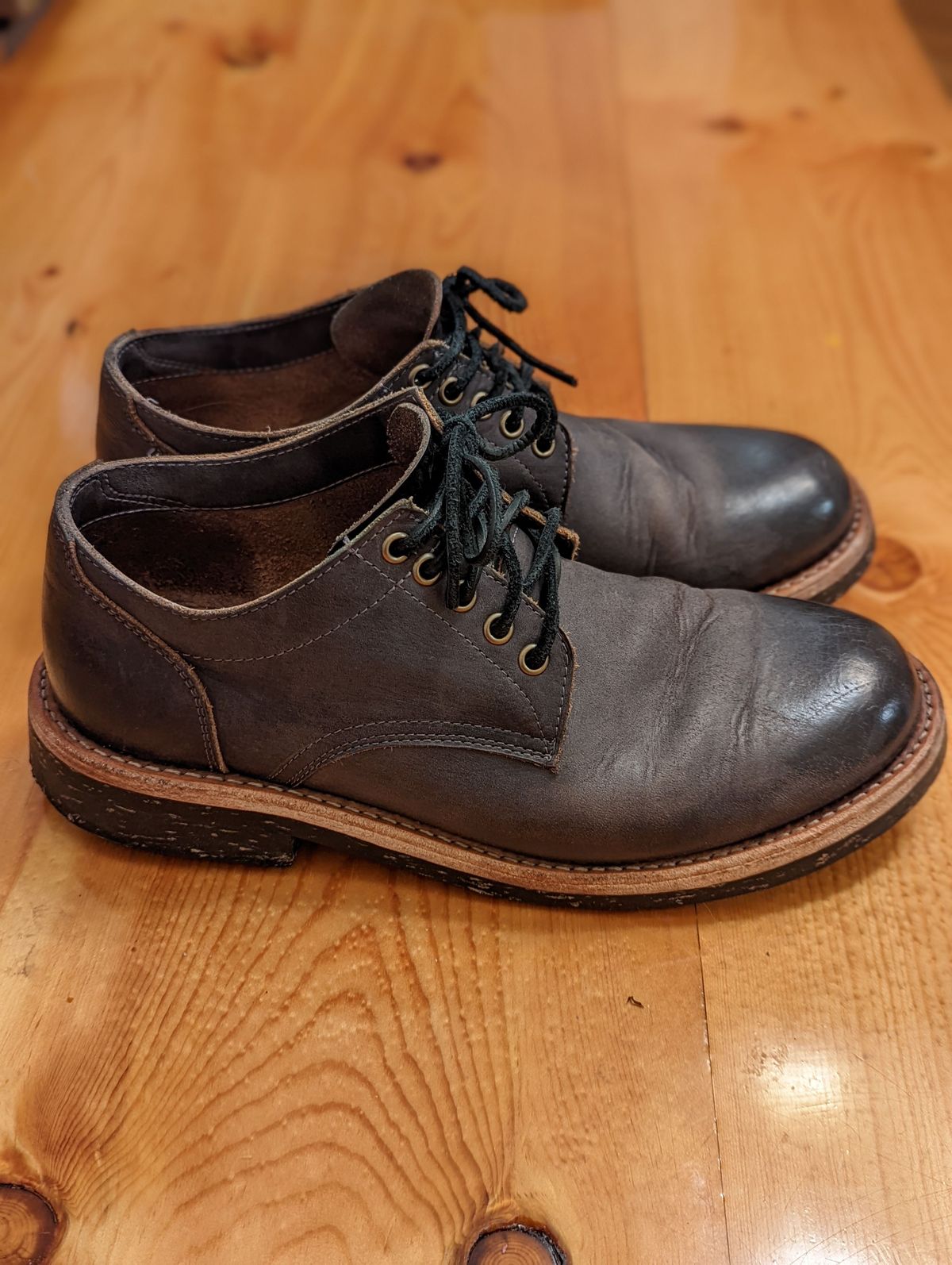 Photo by patinathunderdome on January 5, 2022 of the Oak Street Bootmakers Trench Oxford in Seidel Carbon Bark Veg Retan.
