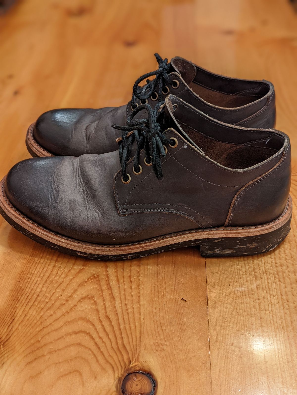 Photo by patinathunderdome on January 5, 2022 of the Oak Street Bootmakers Trench Oxford in Seidel Carbon Bark Veg Retan.