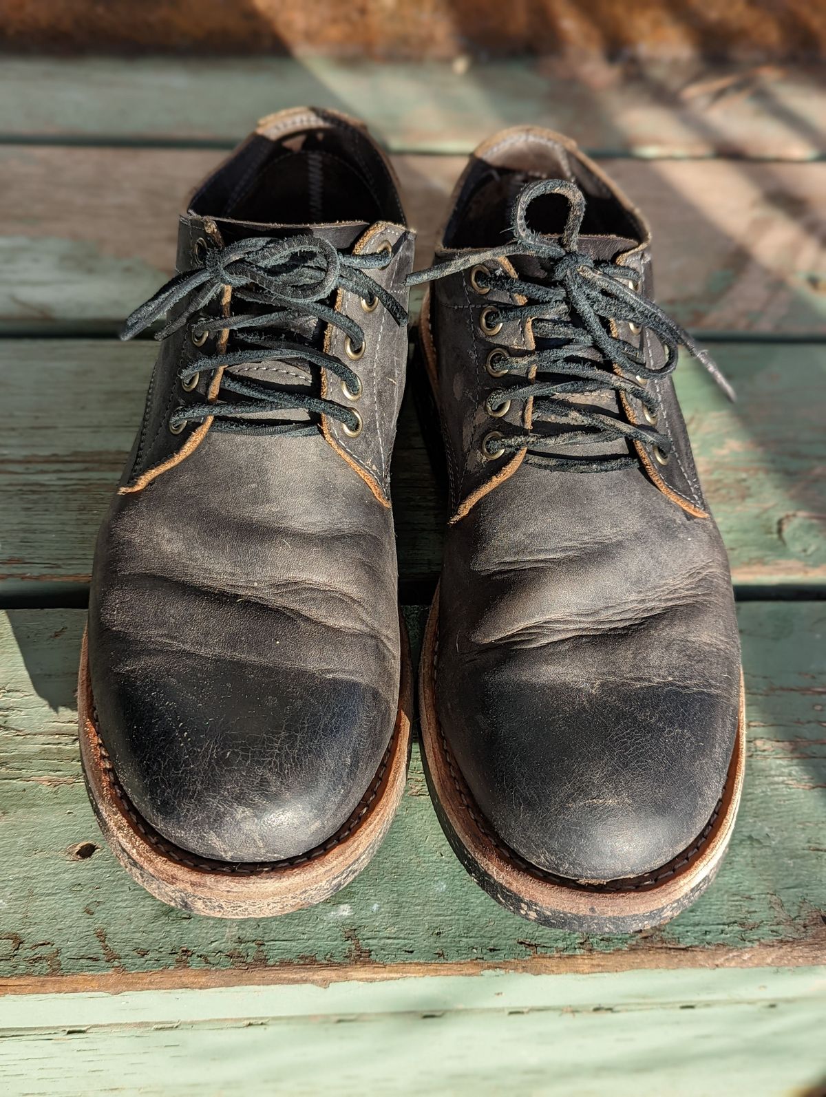 Photo by patinathunderdome on February 5, 2022 of the Oak Street Bootmakers Trench Oxford in Seidel Carbon Bark Veg Retan.