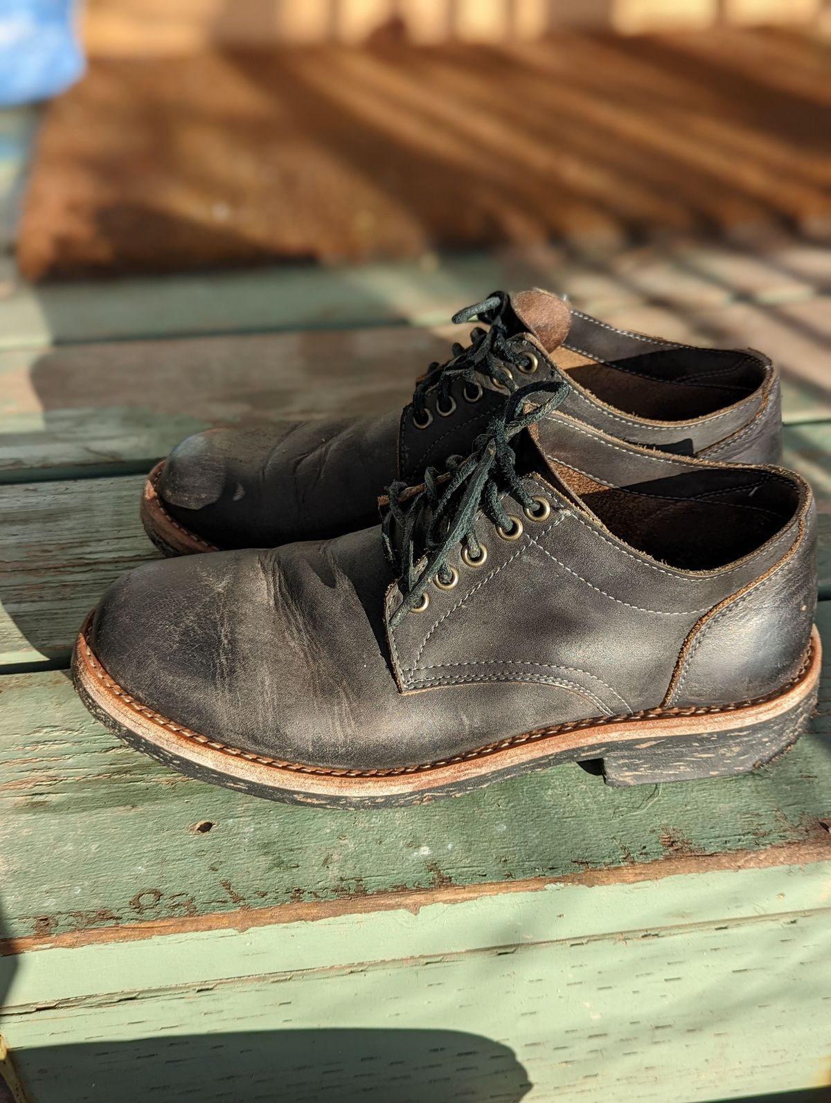 Photo by patinathunderdome on February 5, 2022 of the Oak Street Bootmakers Trench Oxford in Seidel Carbon Bark Veg Retan.