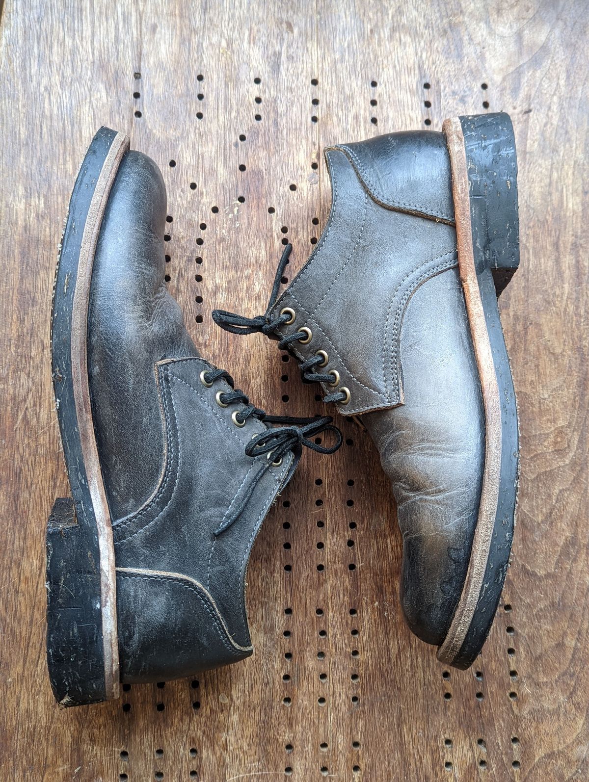 Photo by patinathunderdome on March 4, 2022 of the Oak Street Bootmakers Trench Oxford in Seidel Carbon Bark Veg Retan.