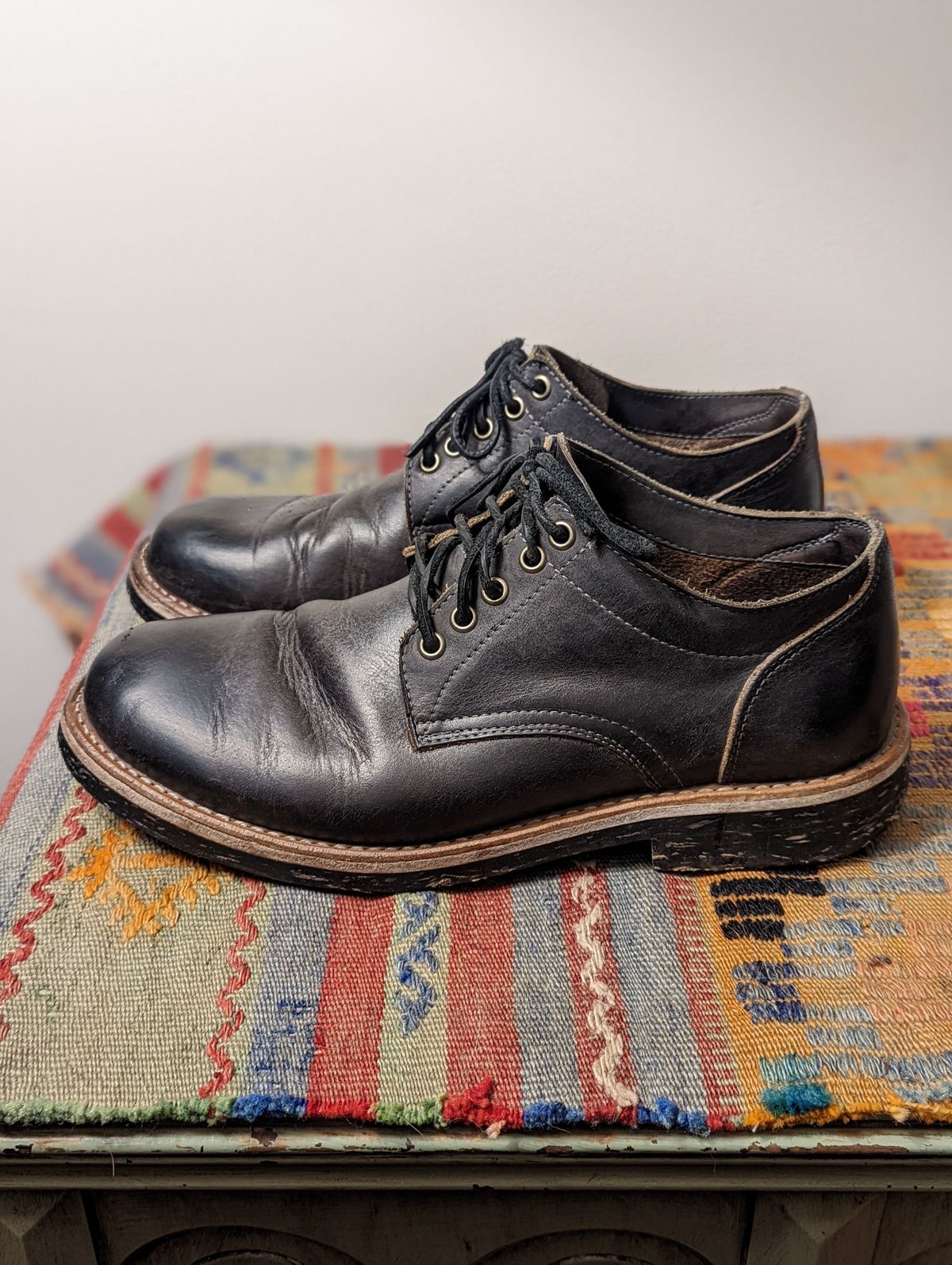 Photo by patinathunderdome on April 5, 2022 of the Oak Street Bootmakers Trench Oxford in Seidel Carbon Bark Veg Retan.