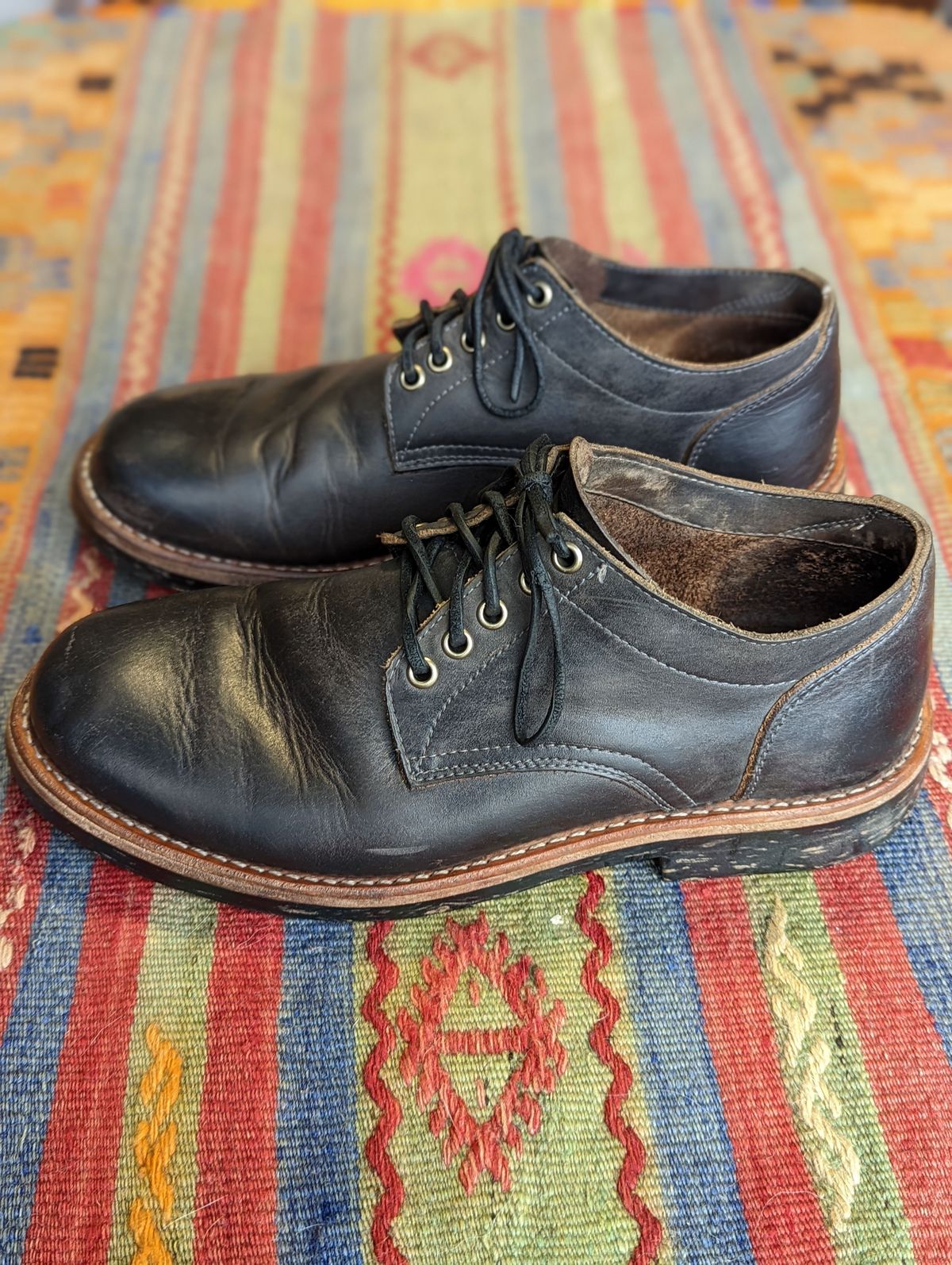 Photo by patinathunderdome on May 2, 2022 of the Oak Street Bootmakers Trench Oxford in Seidel Carbon Bark Veg Retan.