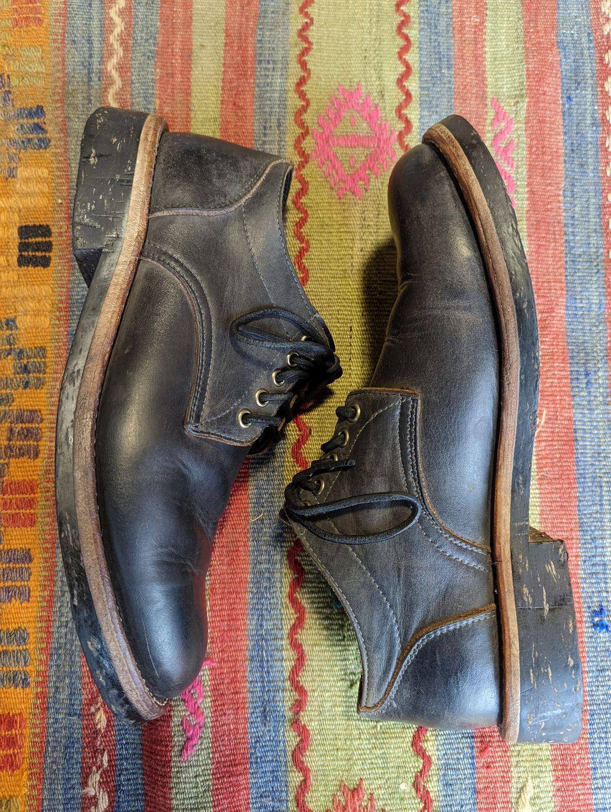 Photo by patinathunderdome on May 2, 2022 of the Oak Street Bootmakers Trench Oxford in Seidel Carbon Bark Veg Retan.