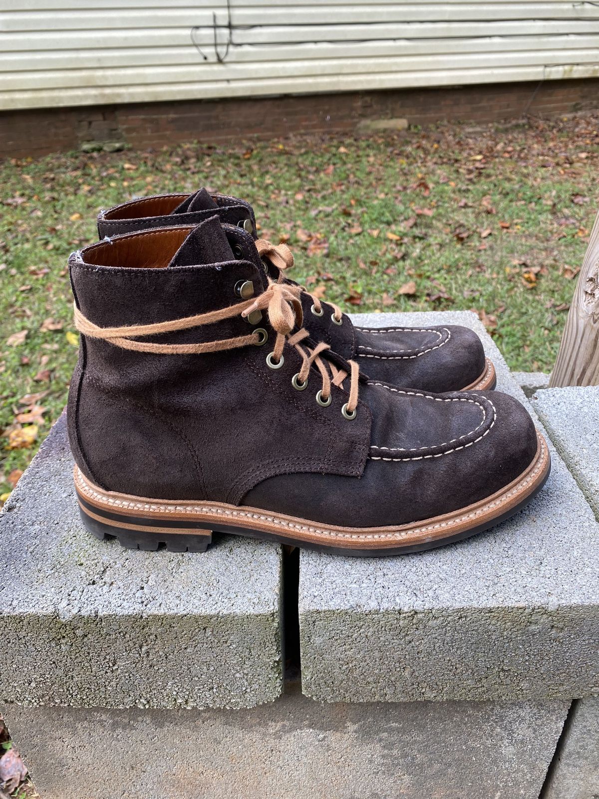 Photo by patinathunderdome on November 3, 2021 of the Grant Stone Brass Boot in C.F. Stead Earth Waxy Commander Suede.