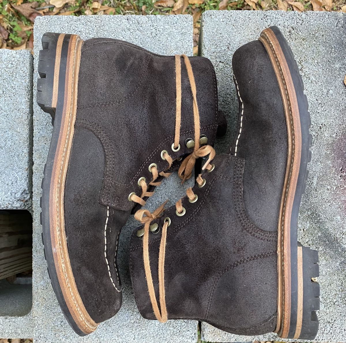 Photo by patinathunderdome on December 5, 2021 of the Grant Stone Brass Boot in C.F. Stead Earth Waxy Commander Suede.