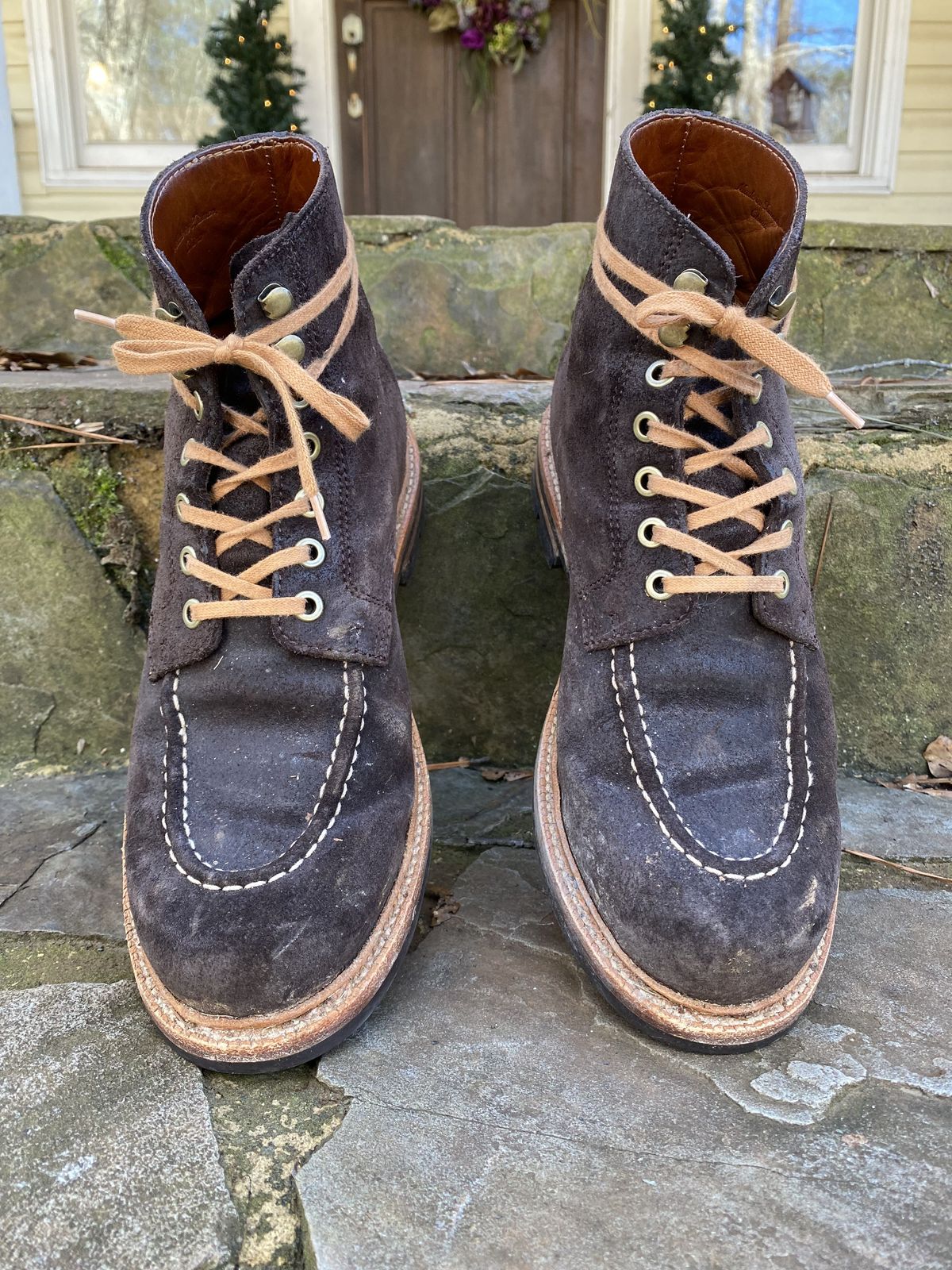 Photo by patinathunderdome on February 5, 2022 of the Grant Stone Brass Boot in C.F. Stead Earth Waxy Commander Suede.