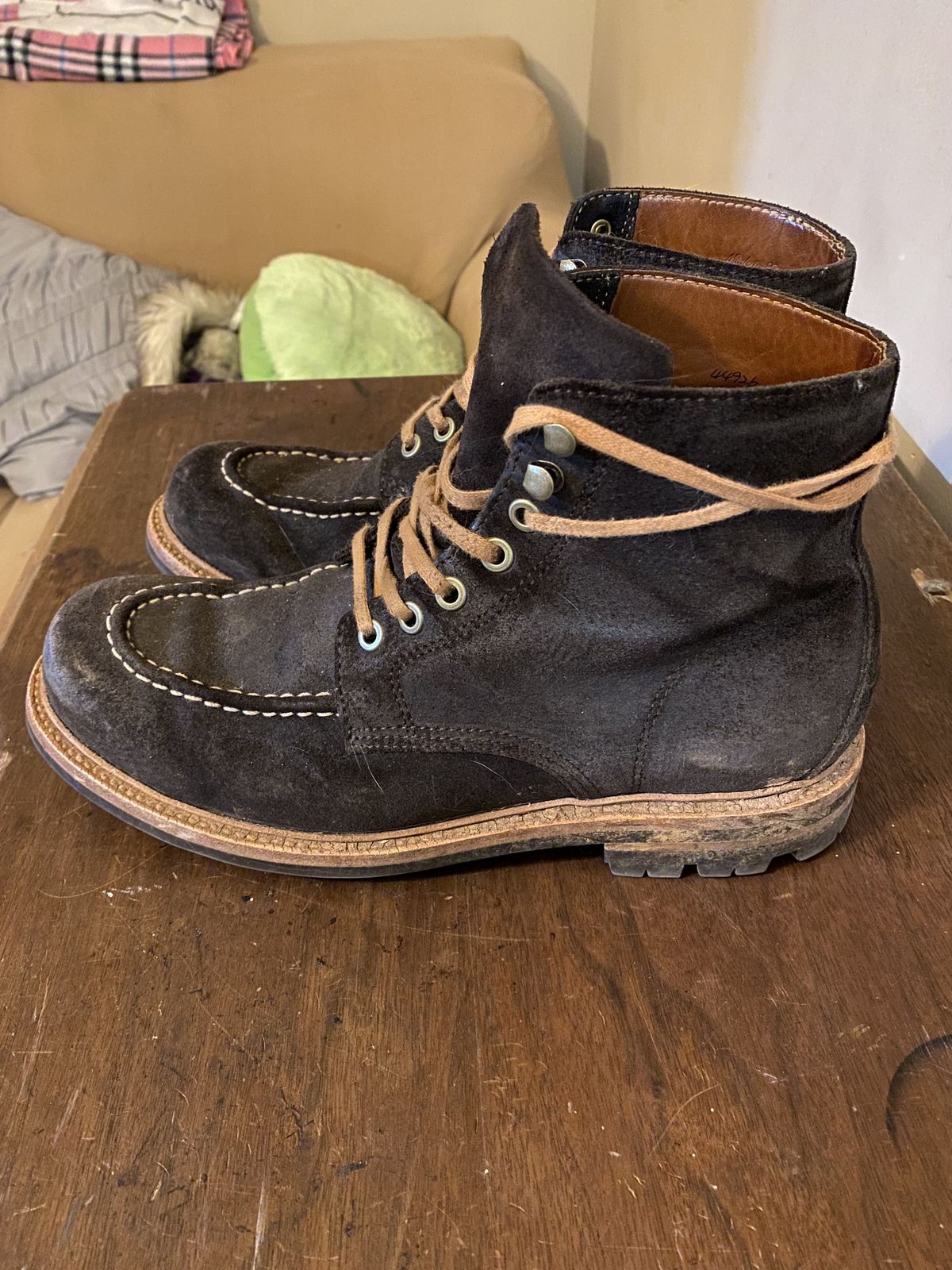 Photo by patinathunderdome on March 6, 2022 of the Grant Stone Brass Boot in C.F. Stead Earth Waxy Commander Suede.