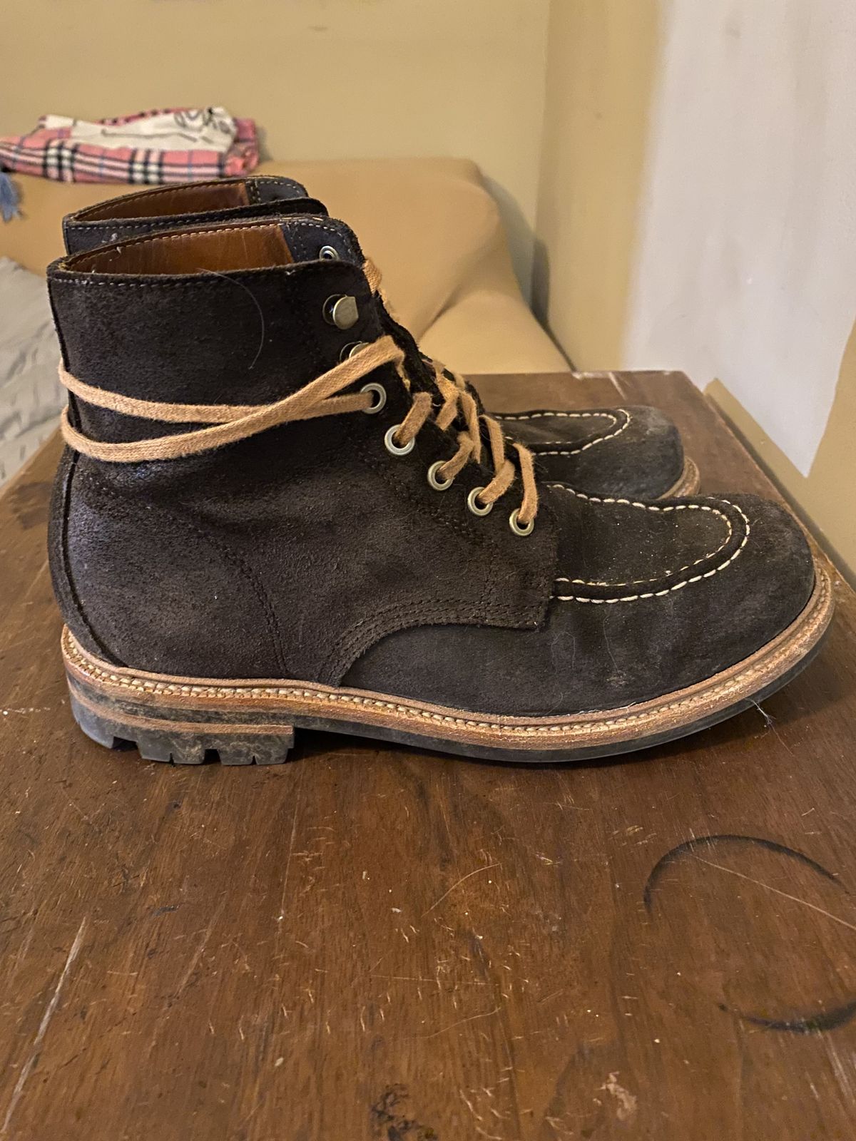 Photo by patinathunderdome on March 6, 2022 of the Grant Stone Brass Boot in C.F. Stead Earth Waxy Commander Suede.