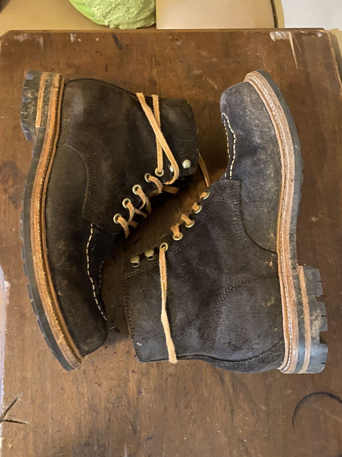 Photo by patinathunderdome on March 6, 2022 of the Grant Stone Brass Boot in C.F. Stead Earth Waxy Commander Suede.