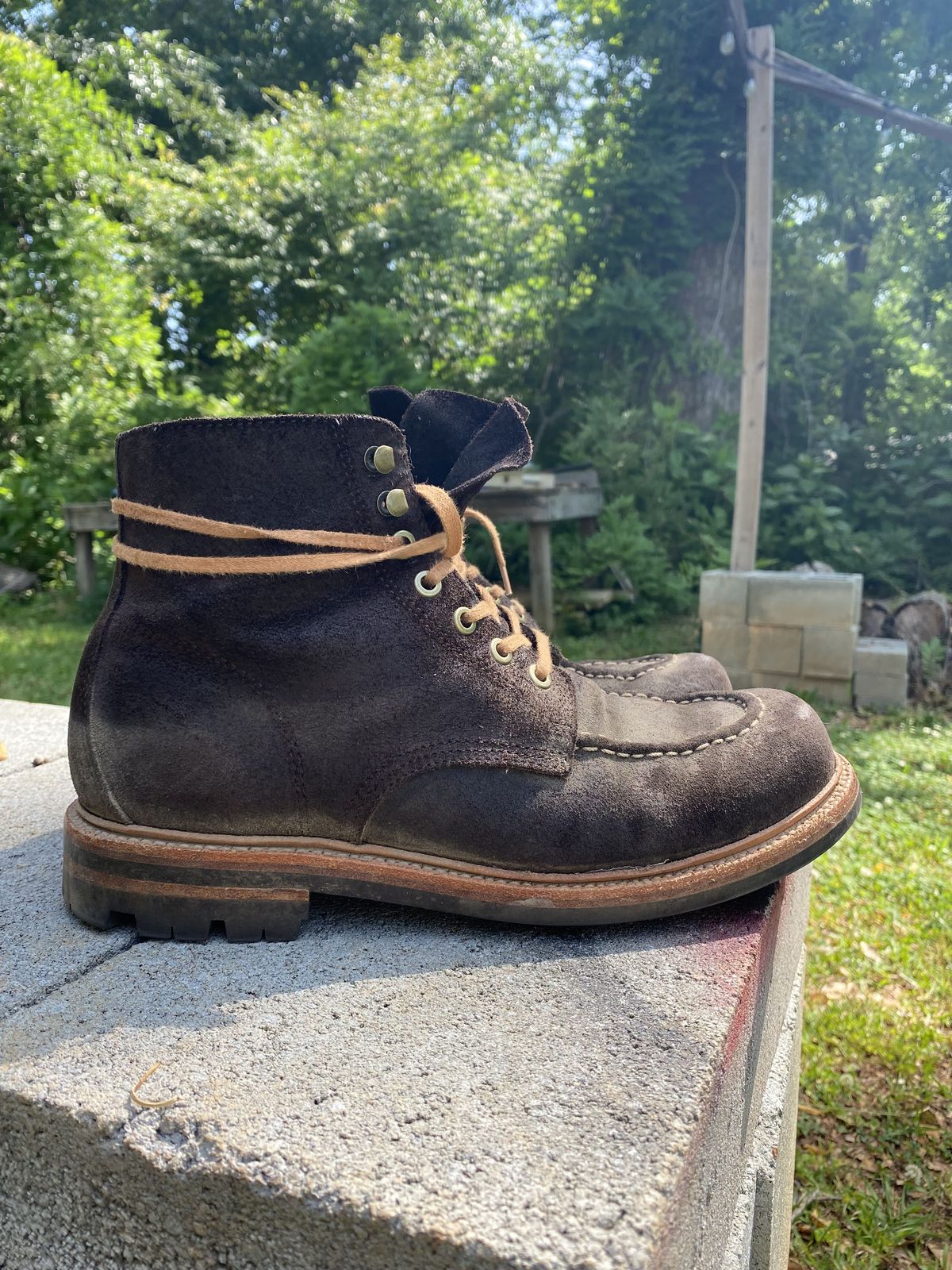 Photo by patinathunderdome on May 5, 2022 of the Grant Stone Brass Boot in C.F. Stead Earth Waxy Commander Suede.