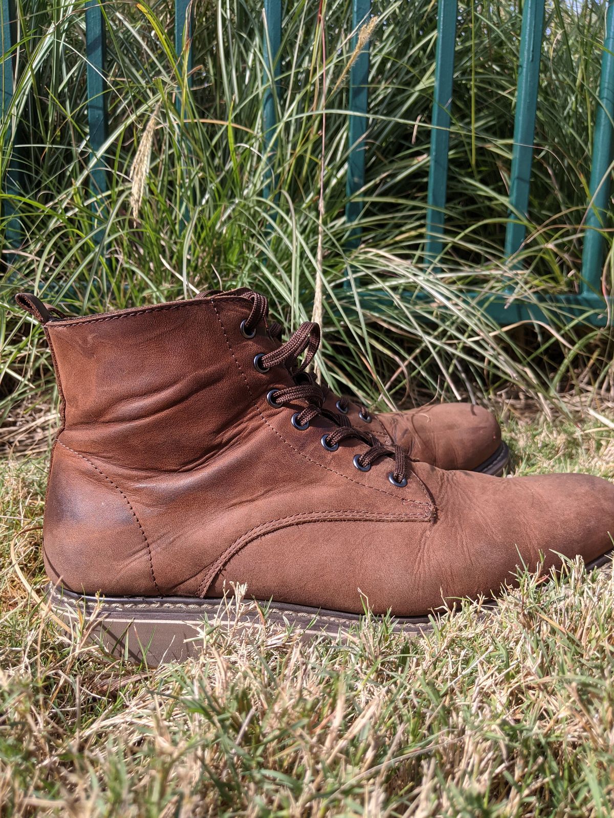 Photo by patinathunderdome on November 4, 2021 of the Golden Fox 6" Boondocker Boots in Fudge Crazy Horse.
