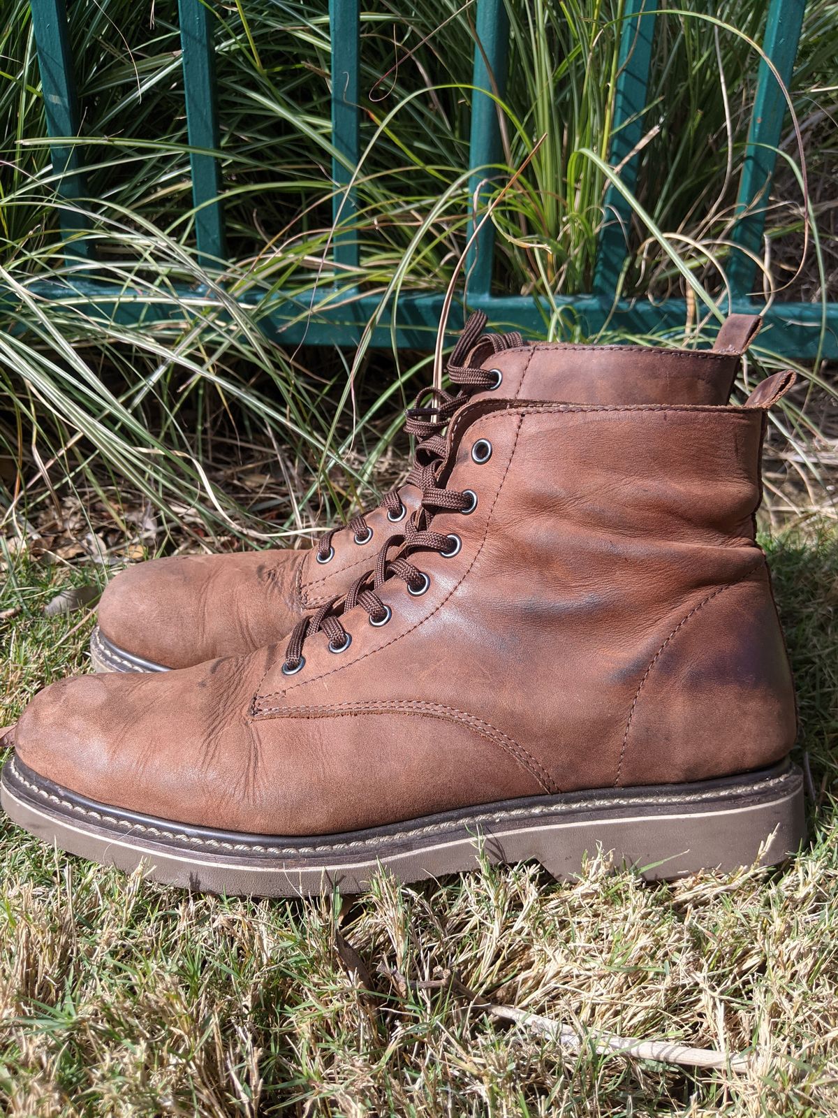 Photo by patinathunderdome on November 4, 2021 of the Golden Fox 6" Boondocker Boots in Fudge Crazy Horse.