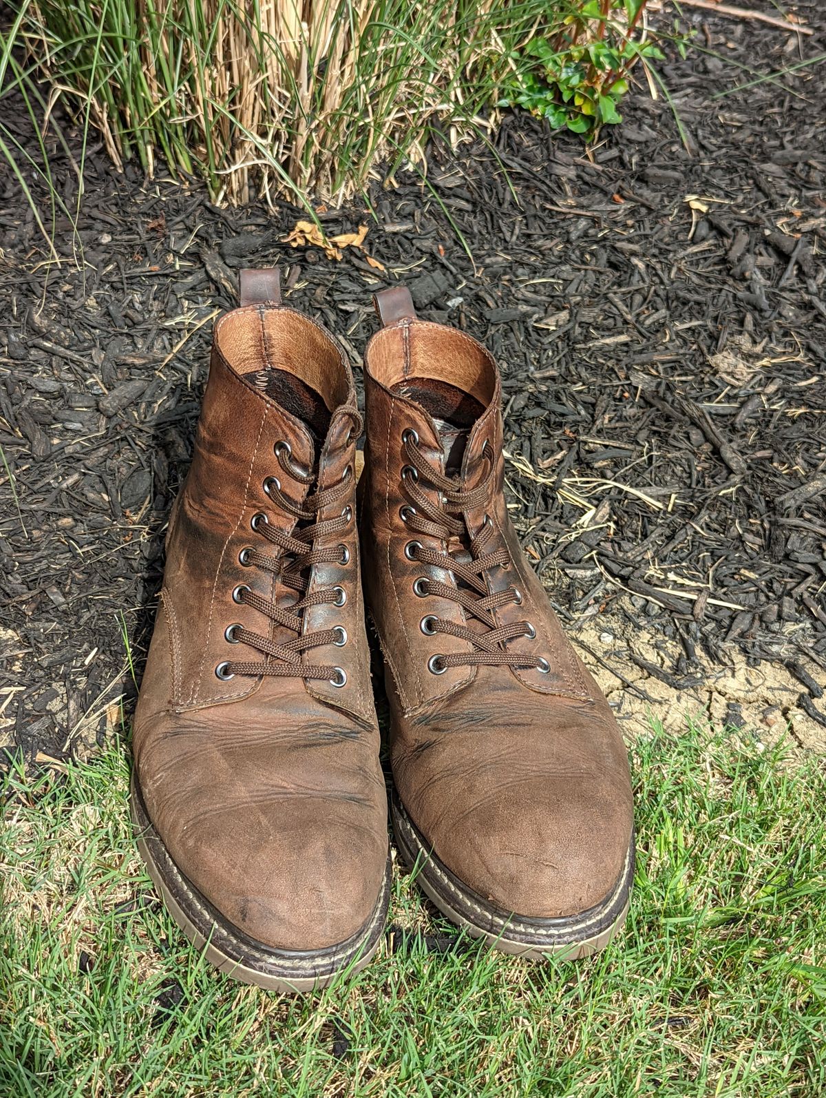 Photo by patinathunderdome on May 5, 2022 of the Golden Fox 6" Boondocker Boots in Fudge Crazy Horse.