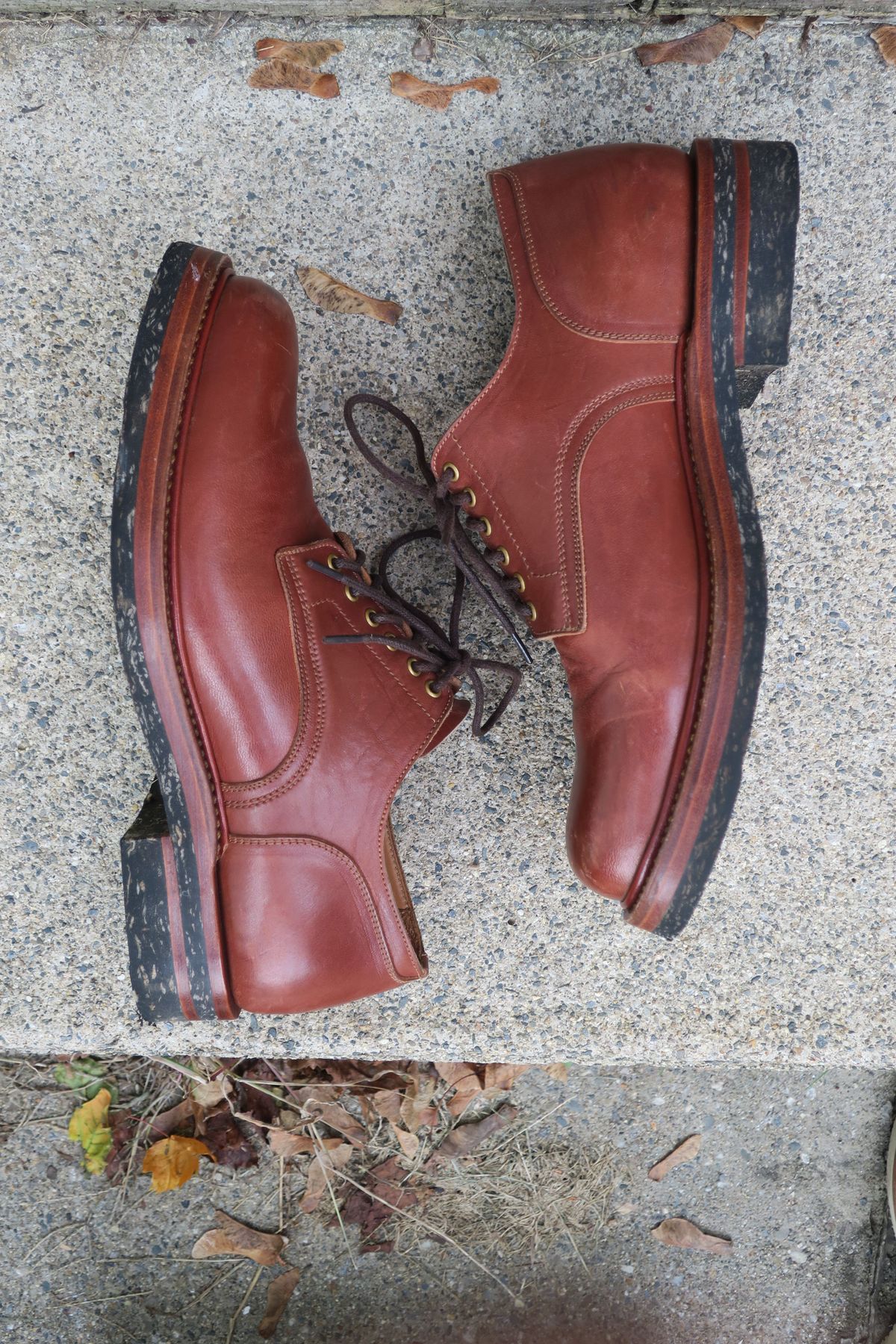 Photo by patinathunderdome on November 6, 2021 of the Sagara x Stitchdown Bandung Derby in Conceria Cloe Mahogany Horsebutt.