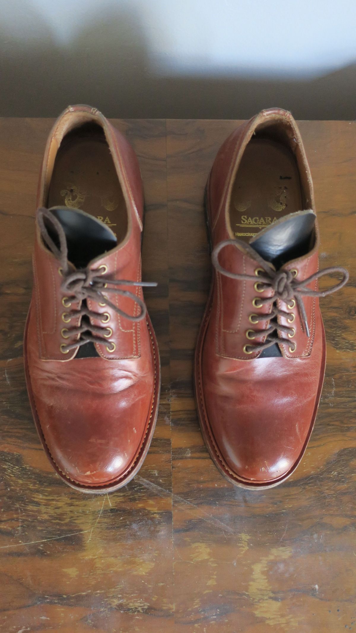 Photo by patinathunderdome on January 6, 2022 of the Sagara x Stitchdown Bandung Derby in Conceria Cloe Mahogany Horsebutt.