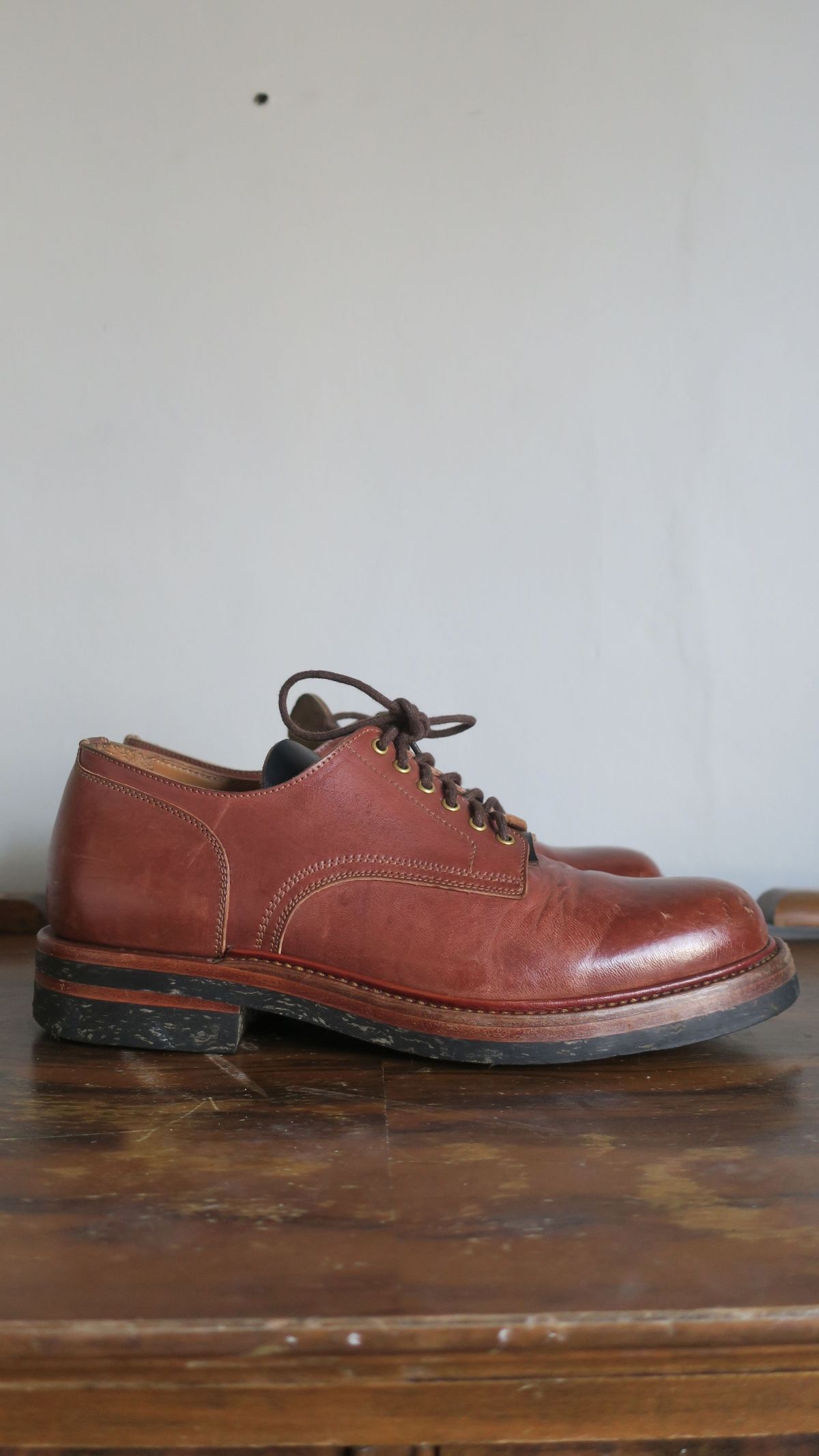 Photo by patinathunderdome on January 6, 2022 of the Sagara x Stitchdown Bandung Derby in Conceria Cloe Mahogany Horsebutt.